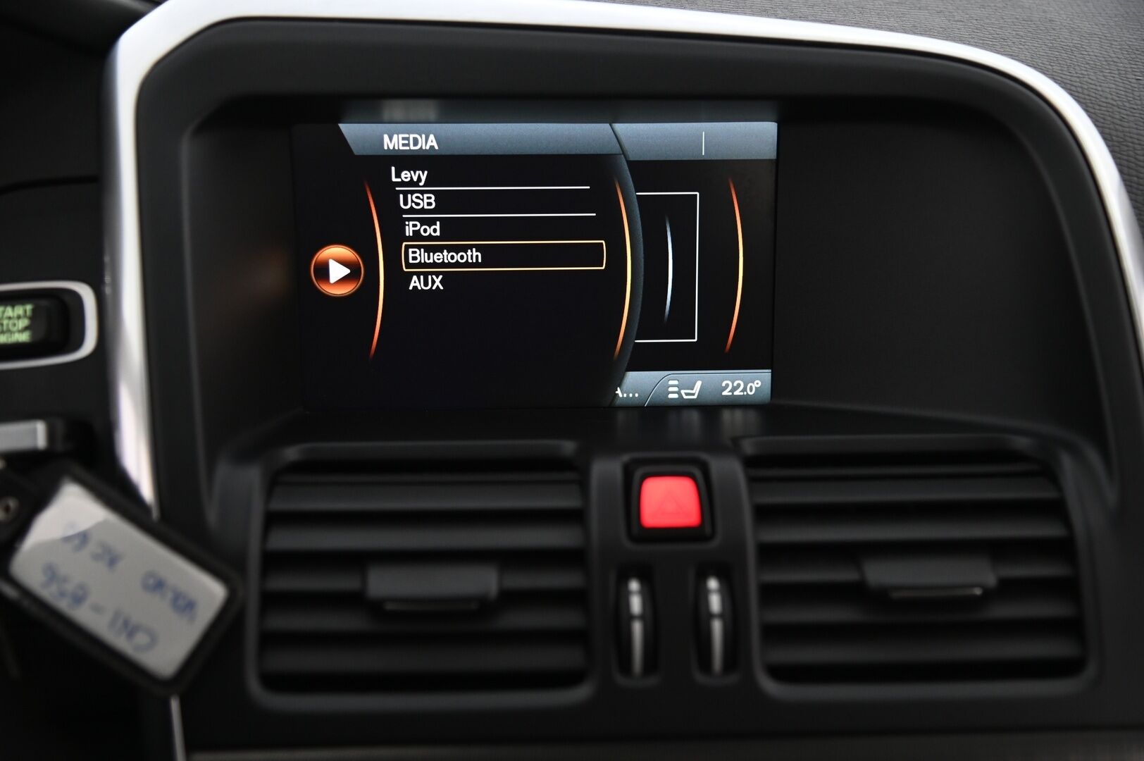 Volvo XC60 2012 D5 AWD R-Design aut *Webasto / Adapt.vakkari / Panorama / Koukku / Muistipenkki / Nahkasisusta / Blis / 2x Avain* - Peruutuskamera / Xenon / Bluetooth 