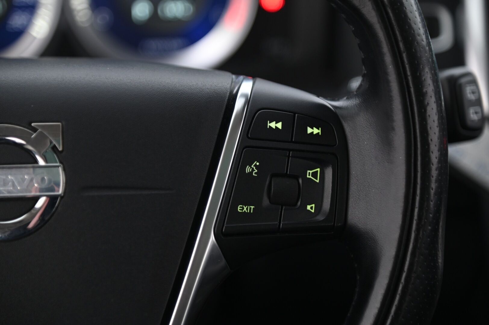 Volvo XC60 2012 D5 AWD R-Design aut *Webasto / Adapt.vakkari / Panorama / Koukku / Muistipenkki / Nahkasisusta / Blis / 2x Avain* - Peruutuskamera / Xenon / Bluetooth 