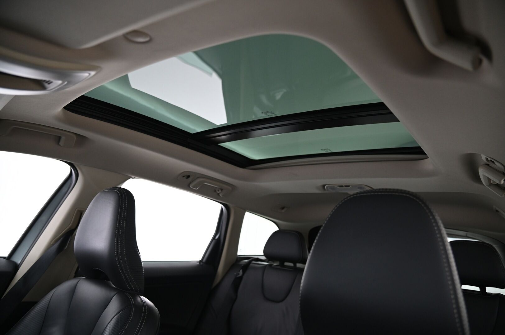 Volvo XC60 2012 D5 AWD R-Design aut *Webasto / Adapt.vakkari / Panorama / Koukku / Muistipenkki / Nahkasisusta / Blis / 2x Avain* - Peruutuskamera / Xenon / Bluetooth 