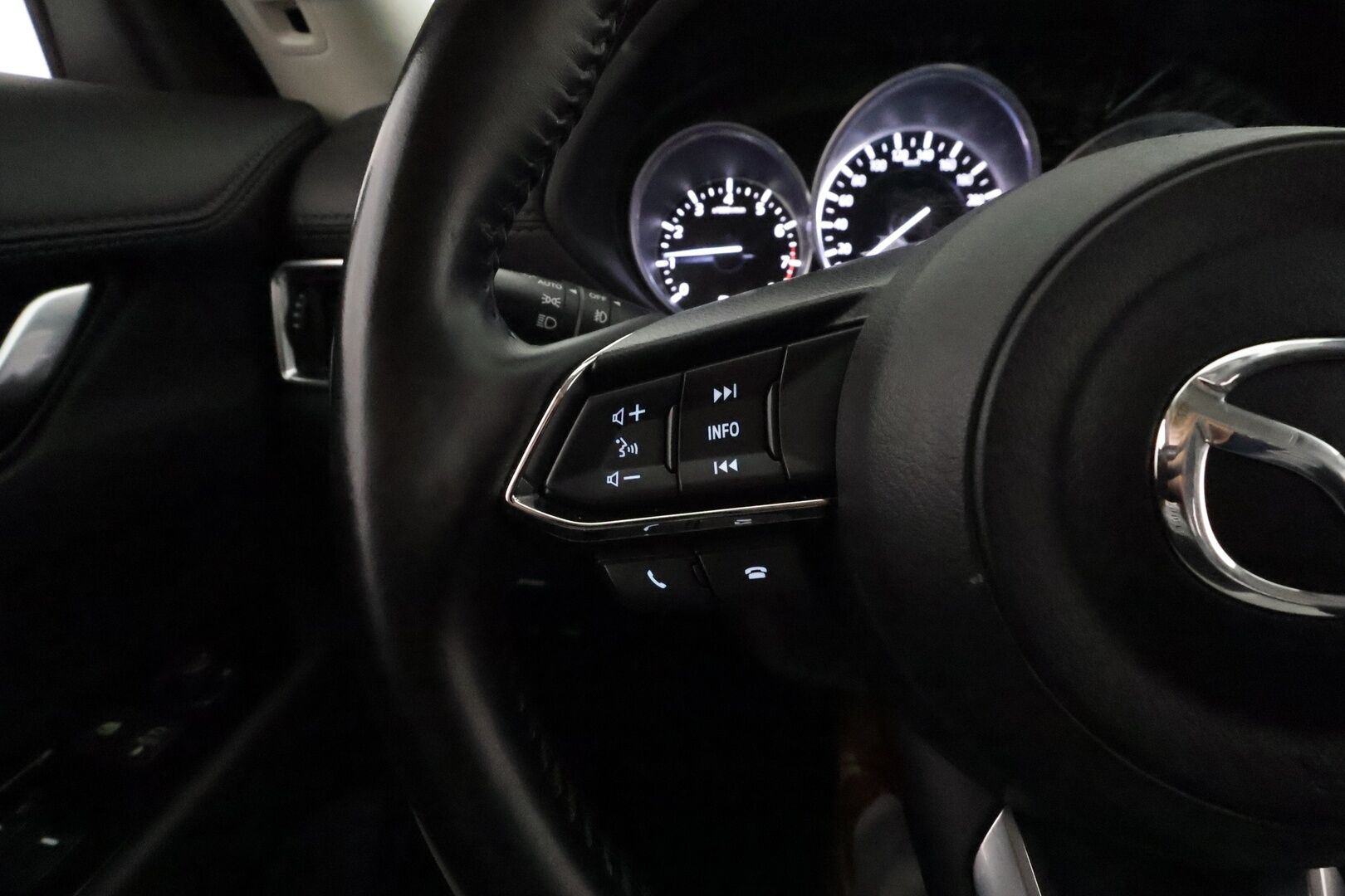 Mazda CX-5 2020 2,0 SKYACTIV-G AWD Vision Business 6AT **HUD / Vakkari / Koukku / 360° / LED / Navi / Ratin lämmitin** - 1.Om Suomi-auto / Kahdet renkaat aluvanteilla 