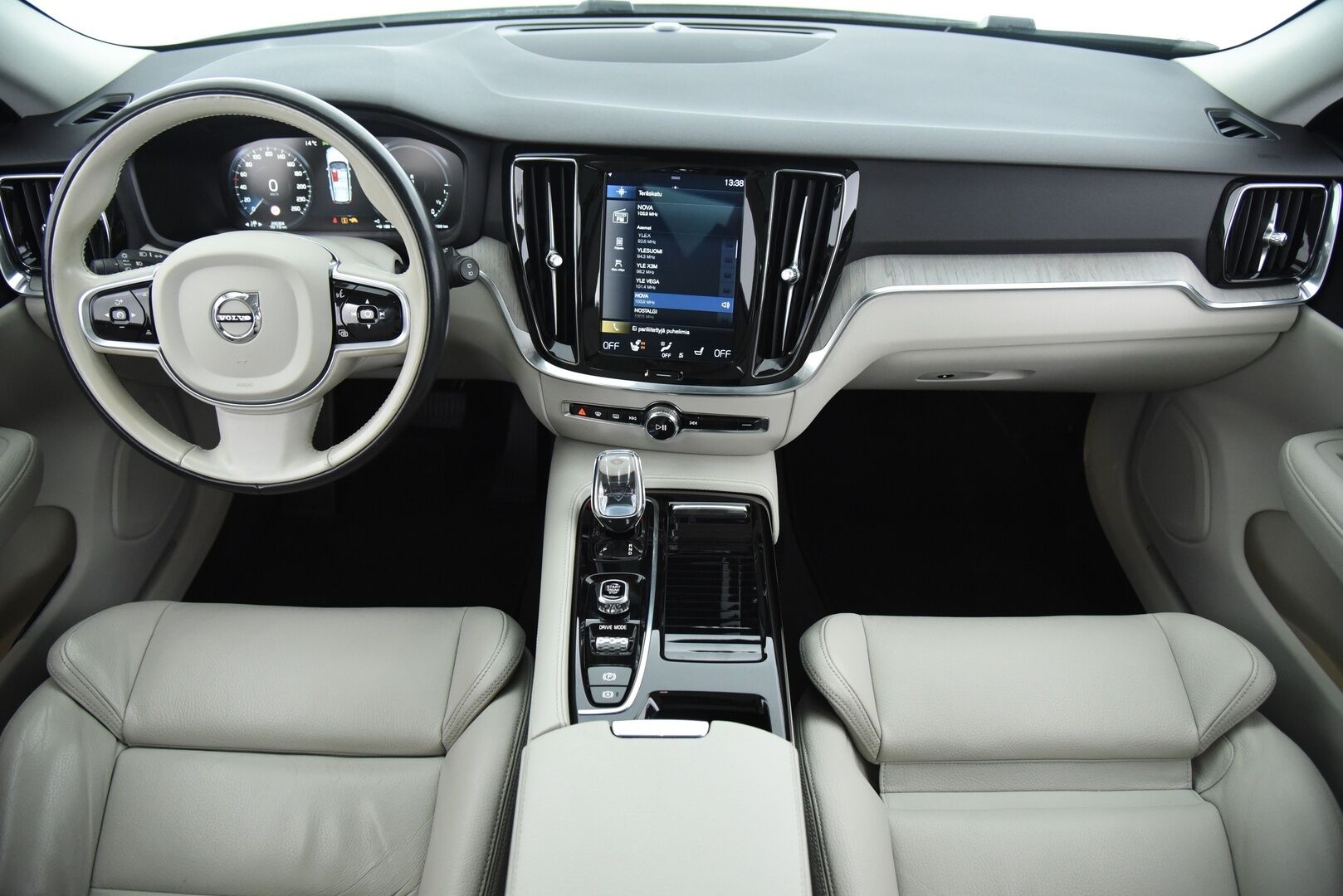 Volvo V60 2020 T8 TwE AWD Business Inscription aut / Adapt.Vakkari / Suomi-auto / Muistipenkki / Panorama - BLIS / KeyLessGo / P-kamera