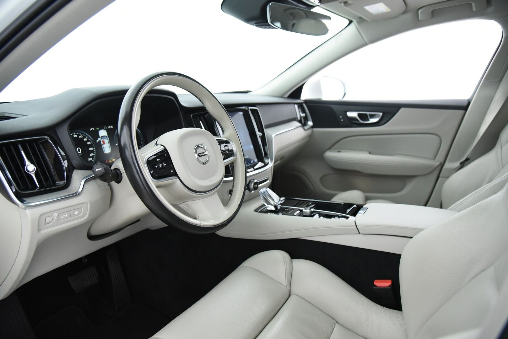 Volvo V60 2020 T8 TwE AWD Business Inscription aut / Adapt.Vakkari / Suomi-auto / Muistipenkki / Panorama - BLIS / KeyLessGo / P-kamera