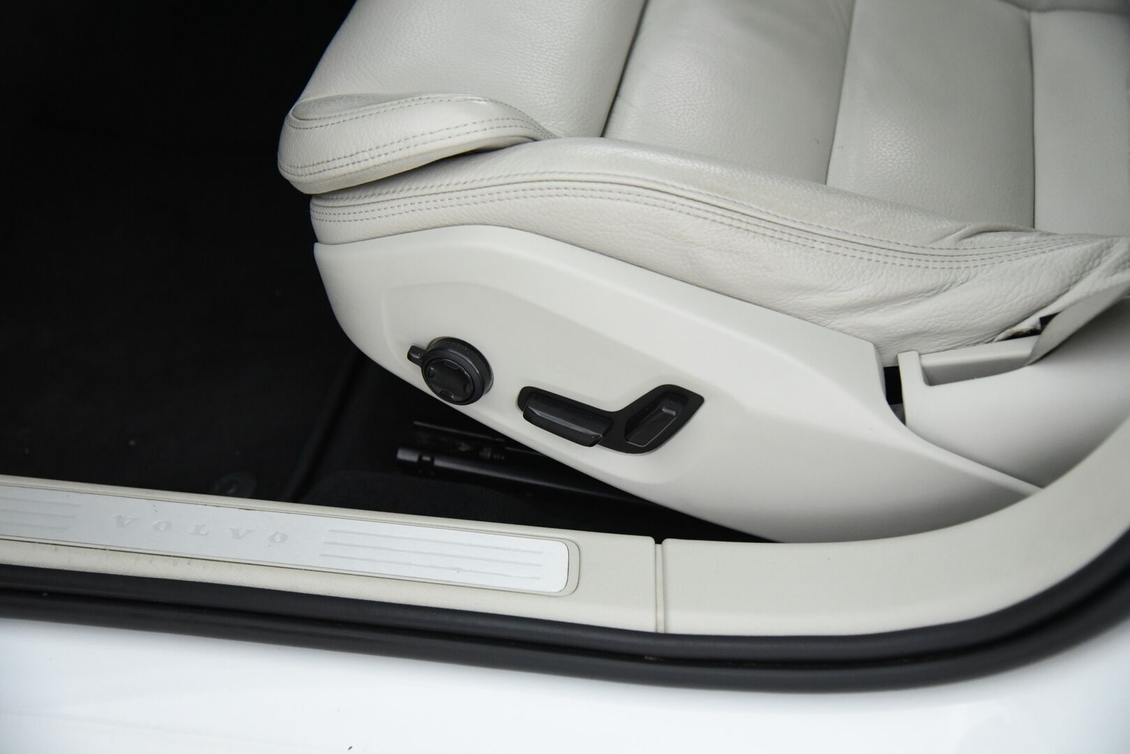 Volvo V60 2020 T8 TwE AWD Business Inscription aut / Adapt.Vakkari / Suomi-auto / Muistipenkki / Panorama - BLIS / KeyLessGo / P-kamera