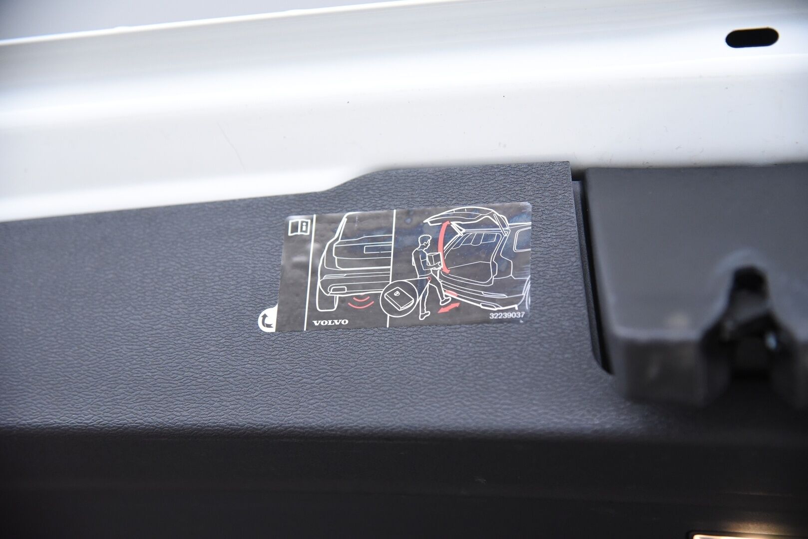 Volvo V60 2020 T8 TwE AWD Business Inscription aut / Adapt.Vakkari / Suomi-auto / Muistipenkki / Panorama - BLIS / KeyLessGo / P-kamera