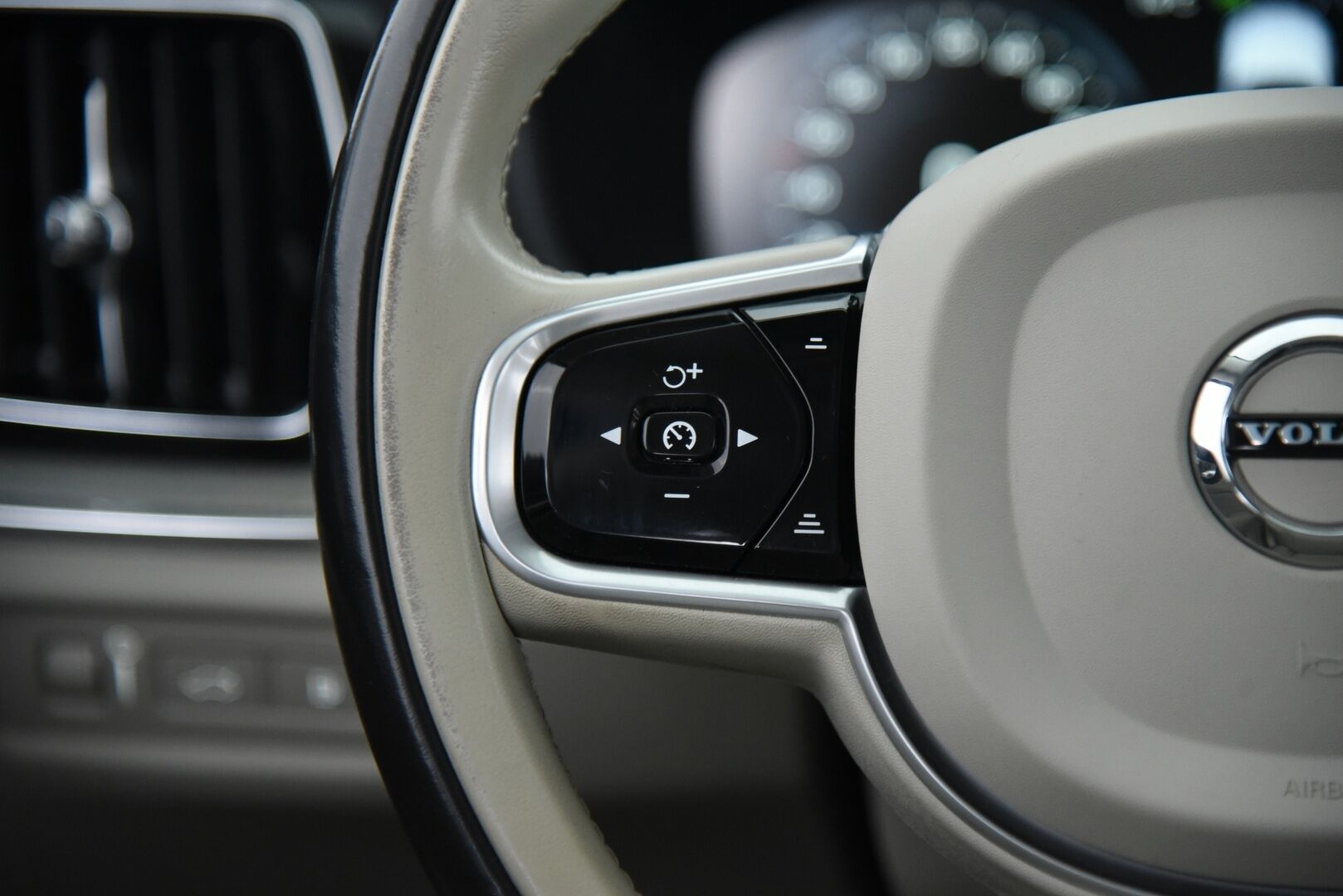 Volvo V60 2020 T8 TwE AWD Business Inscription aut / Adapt.Vakkari / Suomi-auto / Muistipenkki / Panorama - BLIS / KeyLessGo / P-kamera