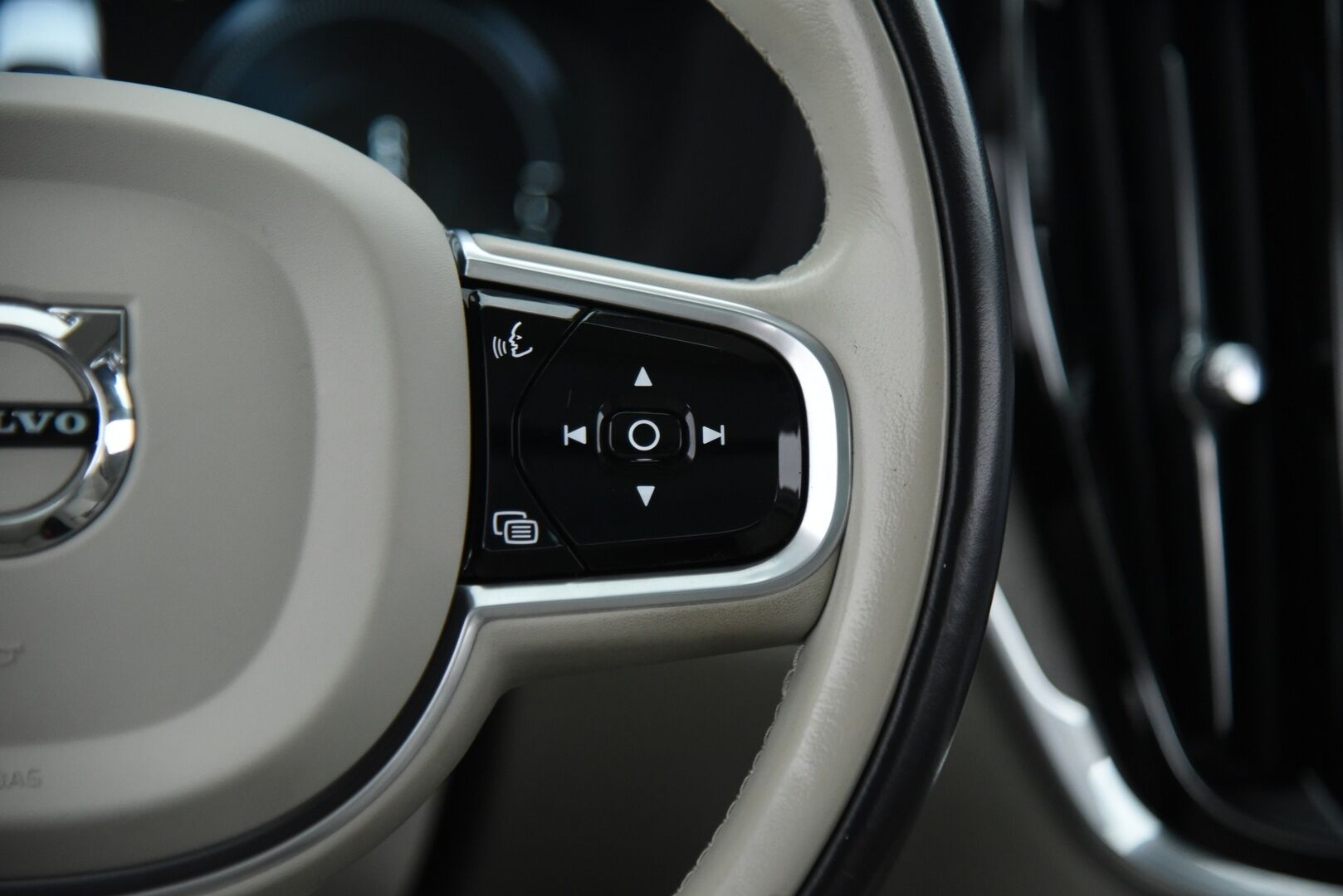 Volvo V60 2020 T8 TwE AWD Business Inscription aut / Adapt.Vakkari / Suomi-auto / Muistipenkki / Panorama - BLIS / KeyLessGo / P-kamera