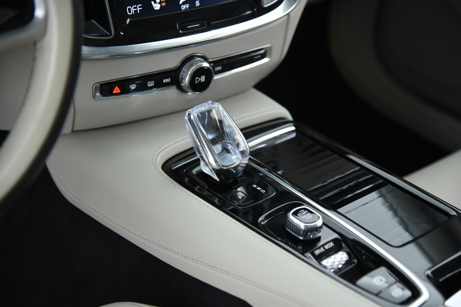 Volvo V60 2020 T8 TwE AWD Business Inscription aut / Adapt.Vakkari / Suomi-auto / Muistipenkki / Panorama - BLIS / KeyLessGo / P-kamera