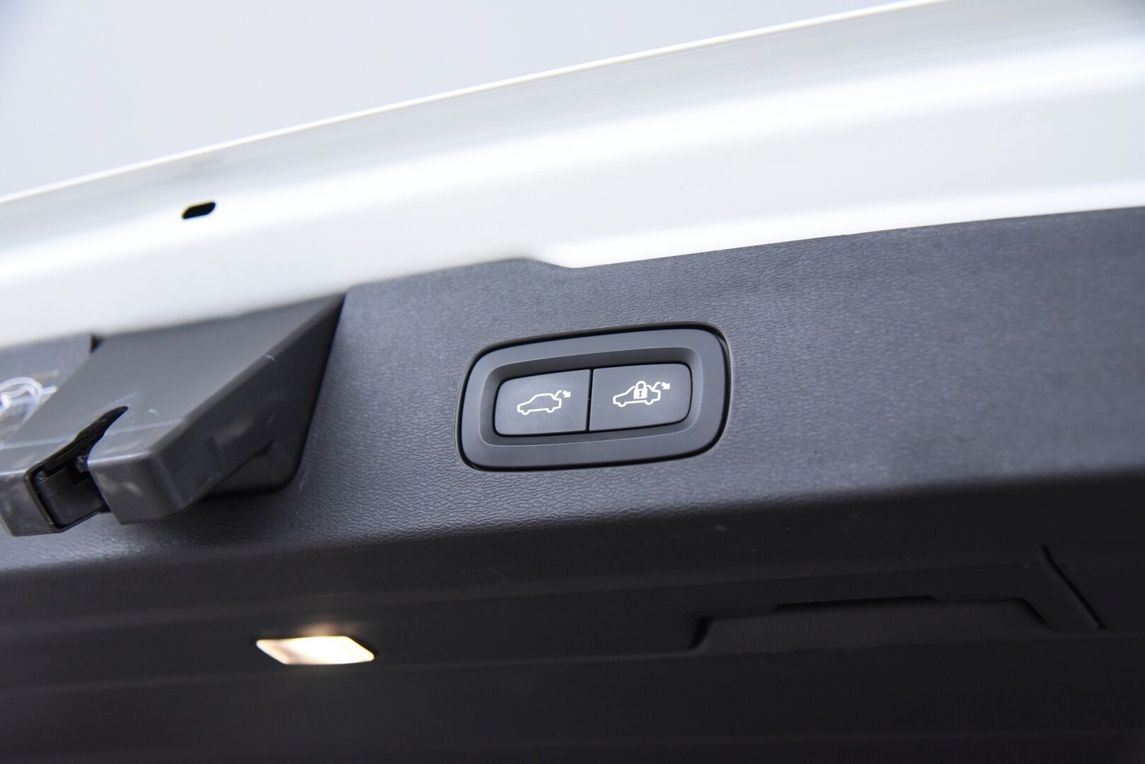 Volvo V60 2020 T8 TwE AWD Business Inscription aut / Adapt.Vakkari / Suomi-auto / Muistipenkki / Panorama - BLIS / KeyLessGo / P-kamera