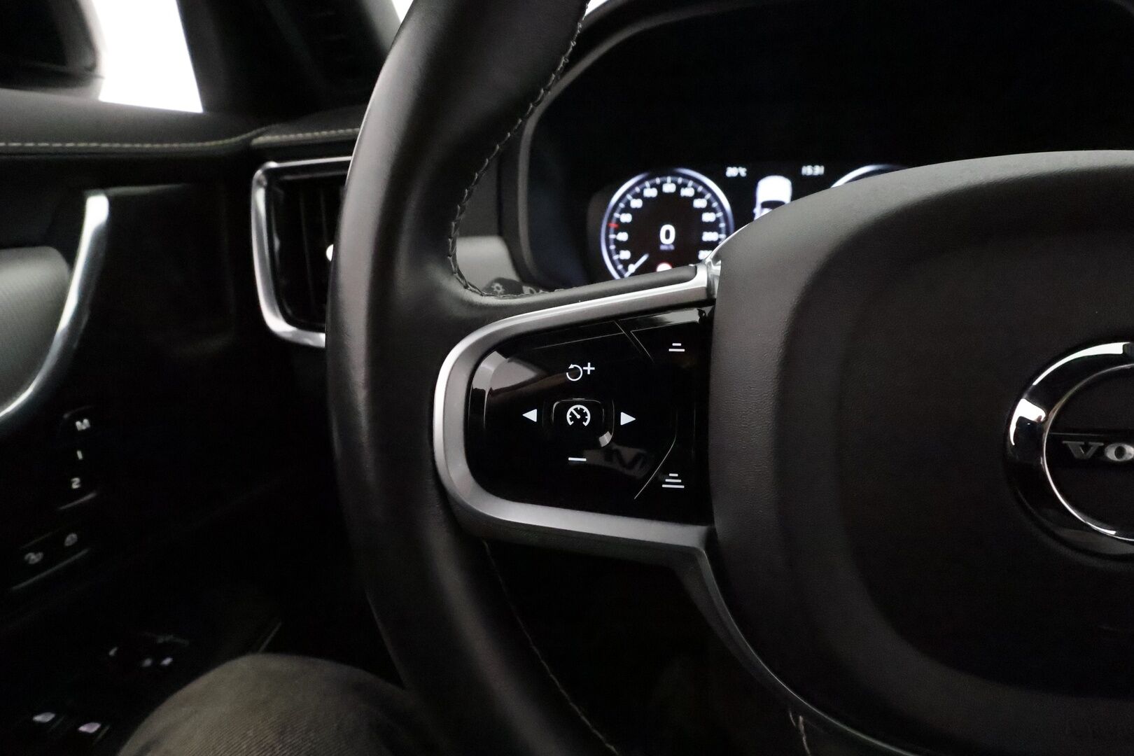 Volvo V90 2020 T8 TwE AWD R-Design aut **Panorama / Webasto / Koukku / Sporttipenkki Muistilla / ACC / H&K / Full-LED / 360° Kamera** - 3,99 % KORKOTARJOUS TÄHÄN AUTOON 14.9. ASTI! - Suomi-auto / 2x Latauskaapelit / Kahdet Renkaat / Merkkihuollettu!