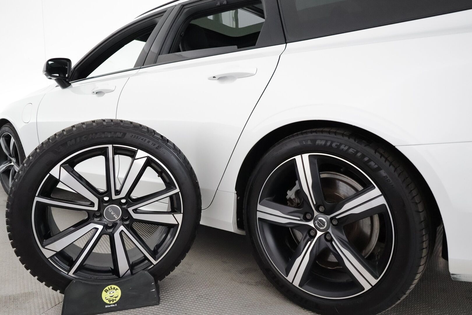 Volvo V90 2020 T8 TwE AWD R-Design aut **Panorama / Webasto / Koukku / Sporttipenkki Muistilla / ACC / H&K / Full-LED / 360° Kamera** - 3,99 % KORKOTARJOUS TÄHÄN AUTOON 14.9. ASTI! - Suomi-auto / 2x Latauskaapelit / Kahdet Renkaat / Merkkihuollettu!