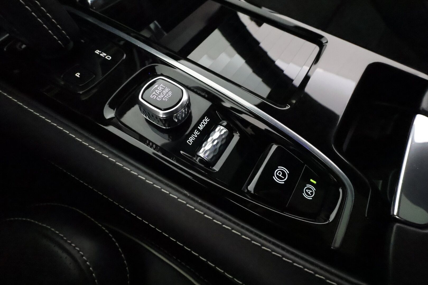 Volvo V90 2020 T8 TwE AWD R-Design aut **Panorama / Webasto / Koukku / Sporttipenkki Muistilla / ACC / H&K / Full-LED / 360° Kamera** - 3,99 % KORKOTARJOUS TÄHÄN AUTOON 14.9. ASTI! - Suomi-auto / 2x Latauskaapelit / Kahdet Renkaat / Merkkihuollettu!