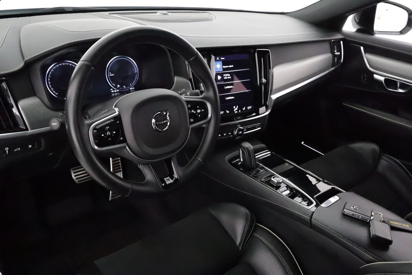 Volvo V90 2020 T8 TwE AWD R-Design aut **Panorama / Webasto / Koukku / Sporttipenkki Muistilla / ACC / H&K / Full-LED / 360° Kamera** - 3,99 % KORKOTARJOUS TÄHÄN AUTOON 14.9. ASTI! - Suomi-auto / 2x Latauskaapelit / Kahdet Renkaat / Merkkihuollettu!