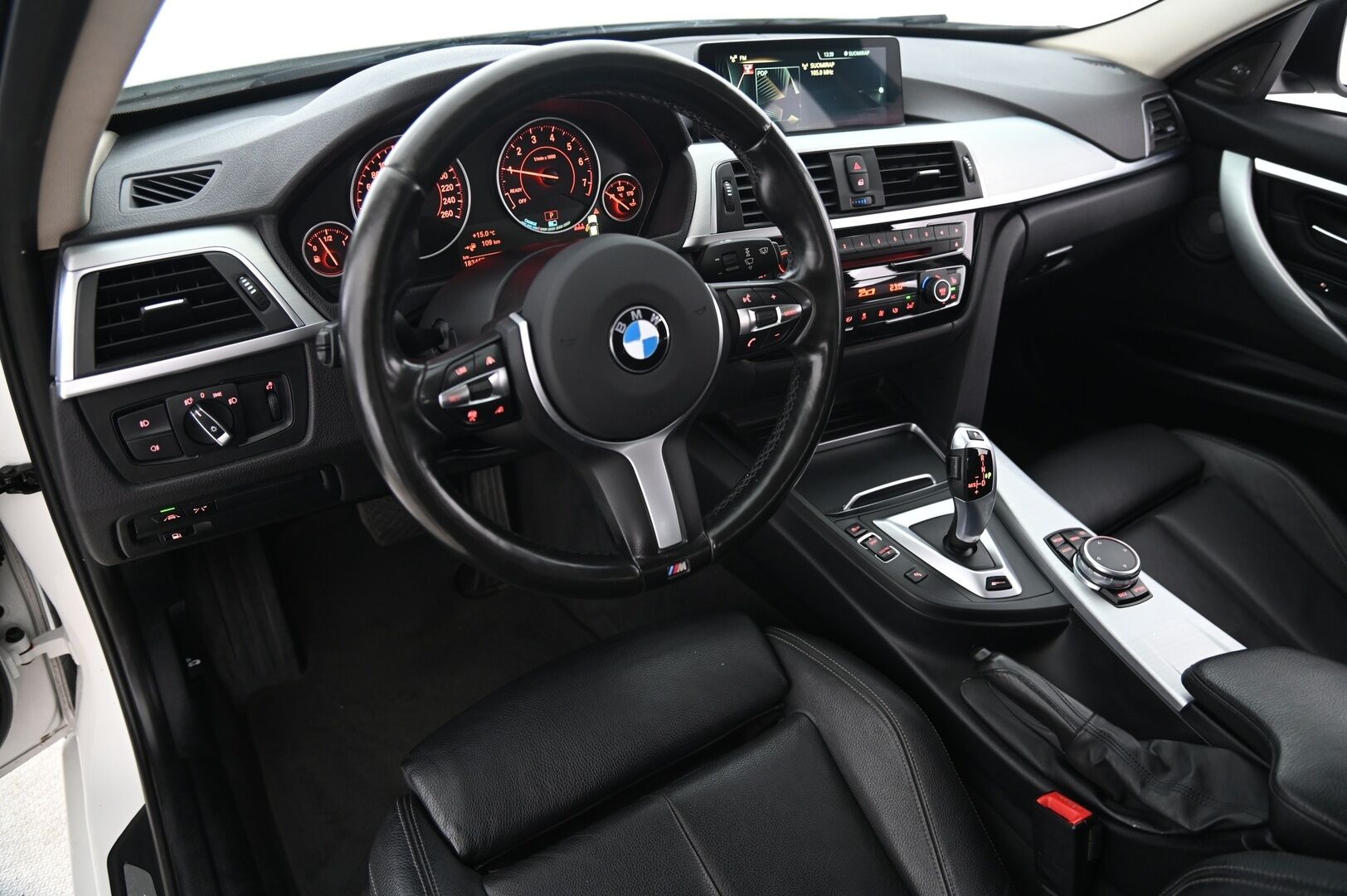 BMW 330 2016 F30 Sedan 330e* M-Sport ratti / H&K / ACC / Proffa Navi / Adapt. Led / P.tutkat* - Juuri katsastettu! / 2x renkaat vanteilla