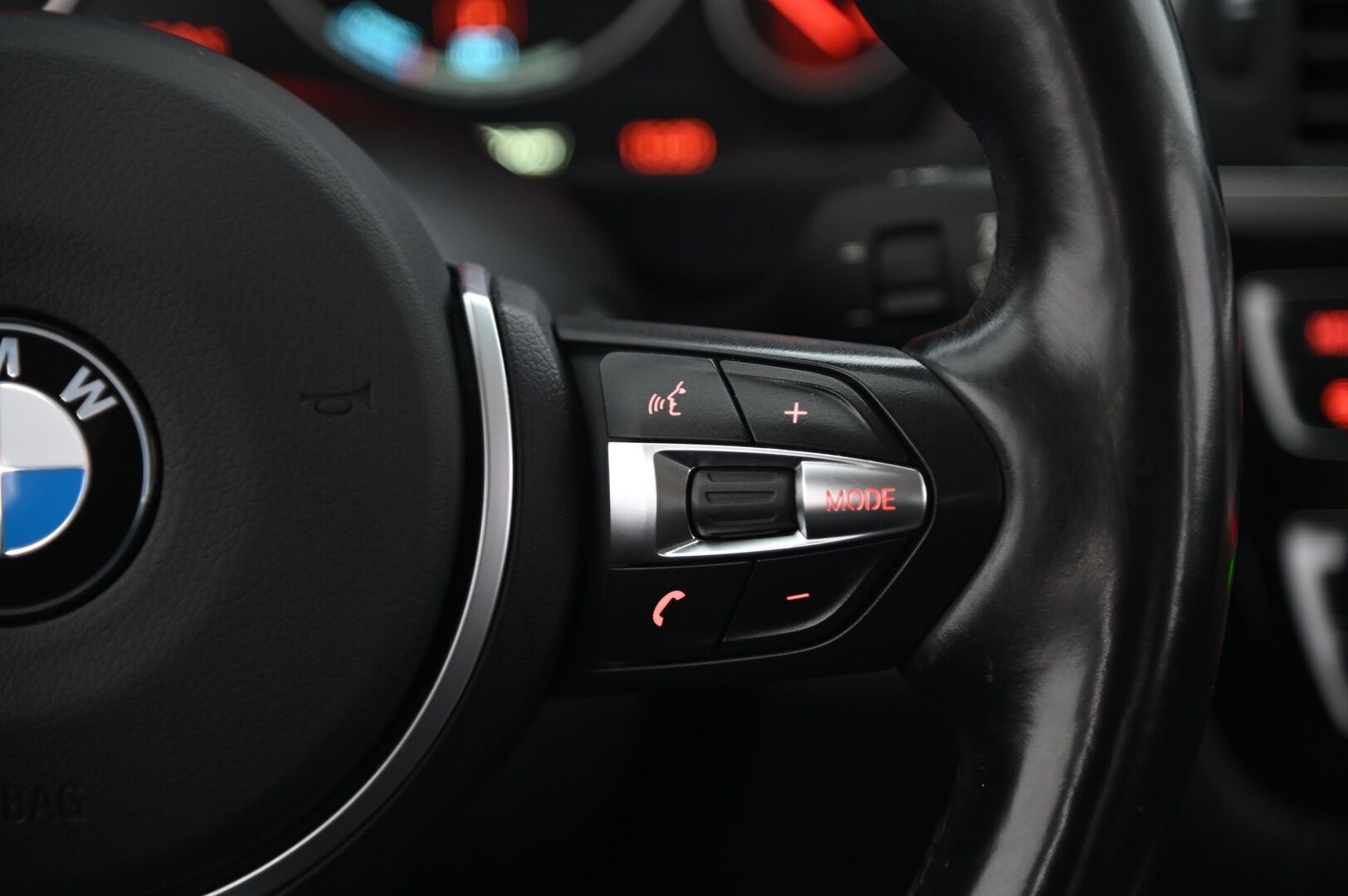 BMW 330 2016 F30 Sedan 330e* M-Sport ratti / H&K / ACC / Proffa Navi / Adapt. Led / P.tutkat* - Juuri katsastettu! / 2x renkaat vanteilla - Osta nyt, maksa vasta ensi vuonna