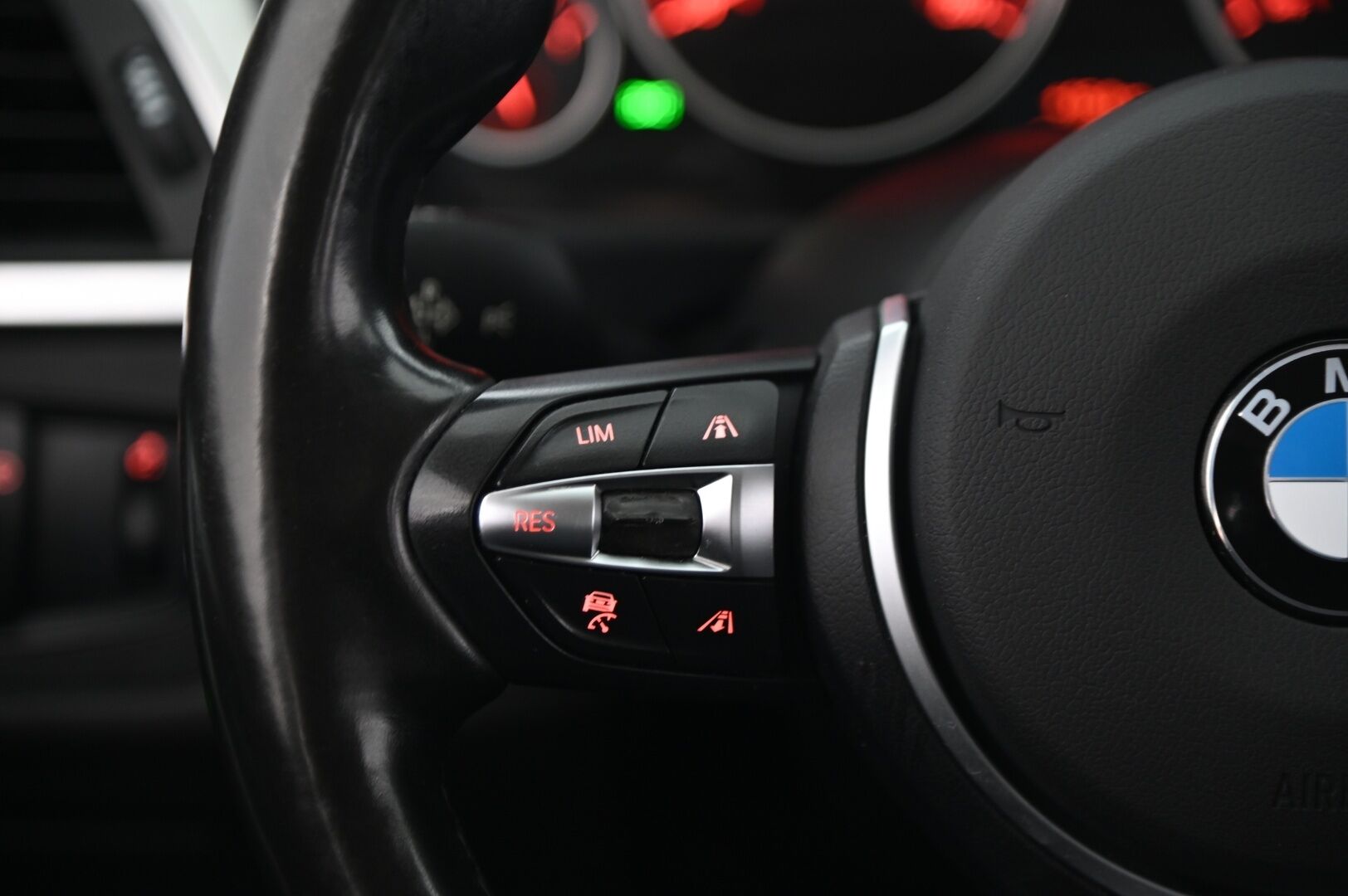 BMW 330 2016 F30 Sedan 330e* M-Sport ratti / H&K / ACC / Proffa Navi / Adapt. Led / P.tutkat* - Juuri katsastettu! / 2x renkaat vanteilla - Osta nyt, maksa vasta ensi vuonna