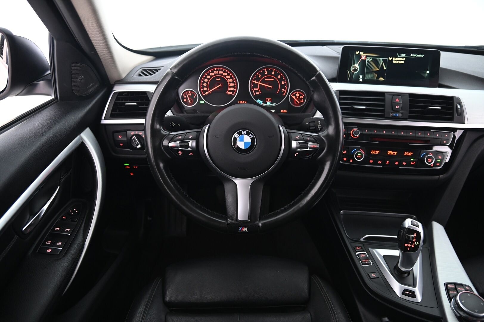 BMW 330 2016 F30 Sedan 330e* M-Sport ratti / H&K / ACC / Proffa Navi / Adapt. Led / P.tutkat* - Juuri katsastettu! / 2x renkaat vanteilla