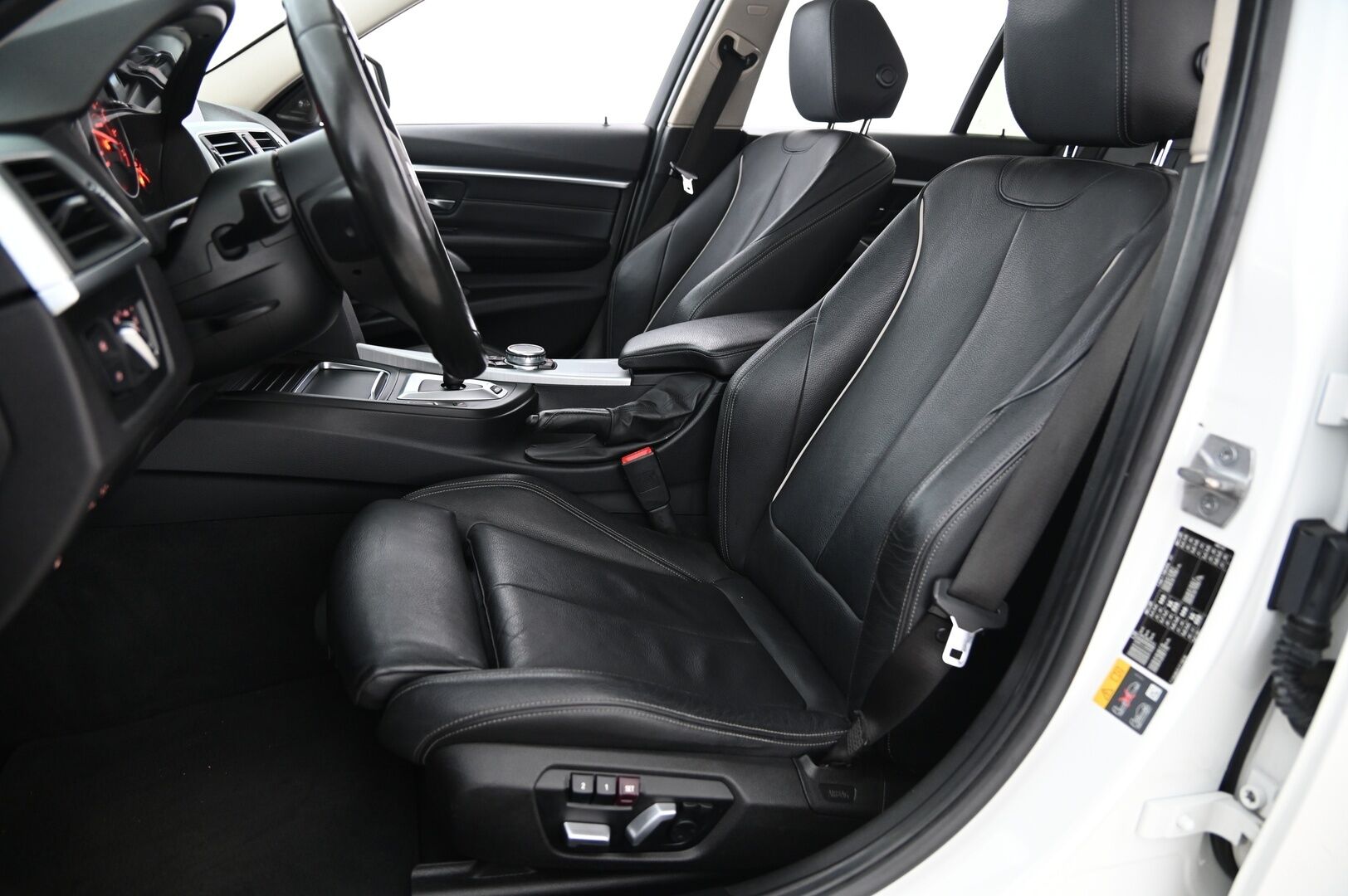 BMW 330 2016 F30 Sedan 330e* M-Sport ratti / H&K / ACC / Proffa Navi / Adapt. Led / P.tutkat* - Juuri katsastettu! / 2x renkaat vanteilla