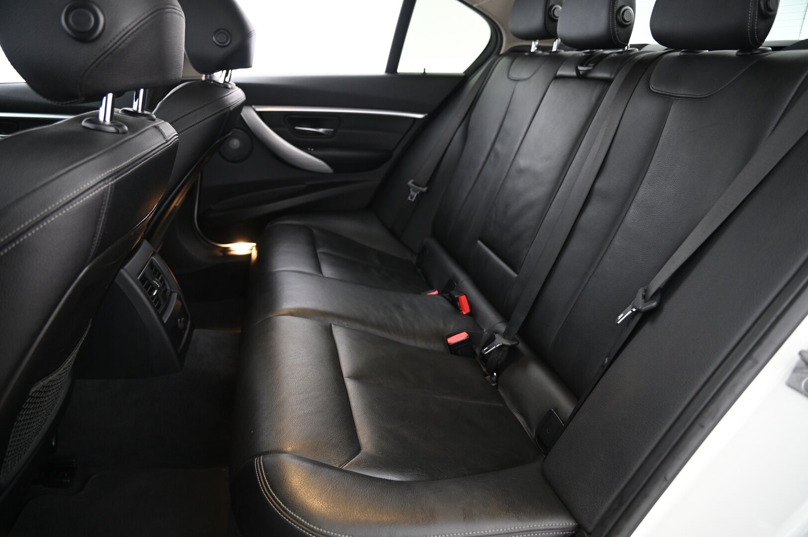 BMW 330 2016 F30 Sedan 330e* M-Sport ratti / H&K / ACC / Proffa Navi / Adapt. Led / P.tutkat* - Juuri katsastettu! / 2x renkaat vanteilla
