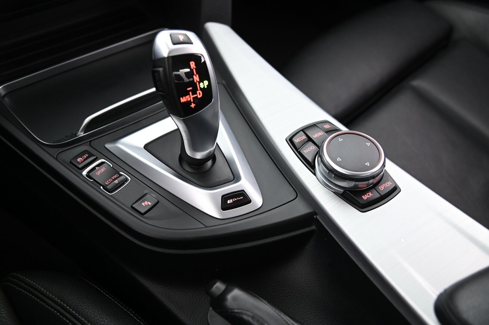 BMW 330 2016 F30 Sedan 330e* M-Sport ratti / H&K / ACC / Proffa Navi / Adapt. Led / P.tutkat* - Juuri katsastettu! / 2x renkaat vanteilla - Osta nyt, maksa vasta ensi vuonna