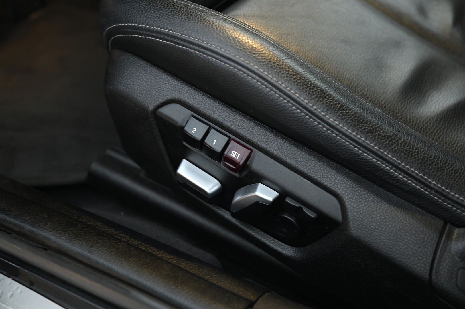 BMW 330 2016 F30 Sedan 330e* M-Sport ratti / H&K / ACC / Proffa Navi / Adapt. Led / P.tutkat* - Juuri katsastettu! / 2x renkaat vanteilla - Osta nyt, maksa vasta ensi vuonna