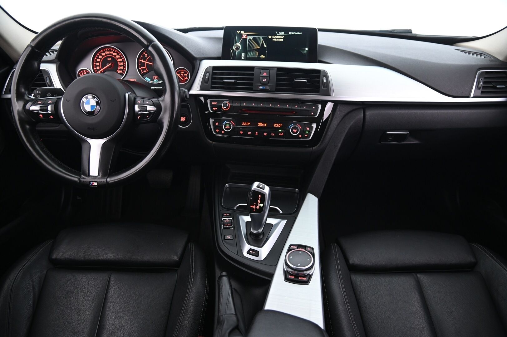 BMW 330 2016 F30 Sedan 330e* M-Sport ratti / H&K / ACC / Proffa Navi / Adapt. Led / P.tutkat* - Juuri katsastettu! / 2x renkaat vanteilla