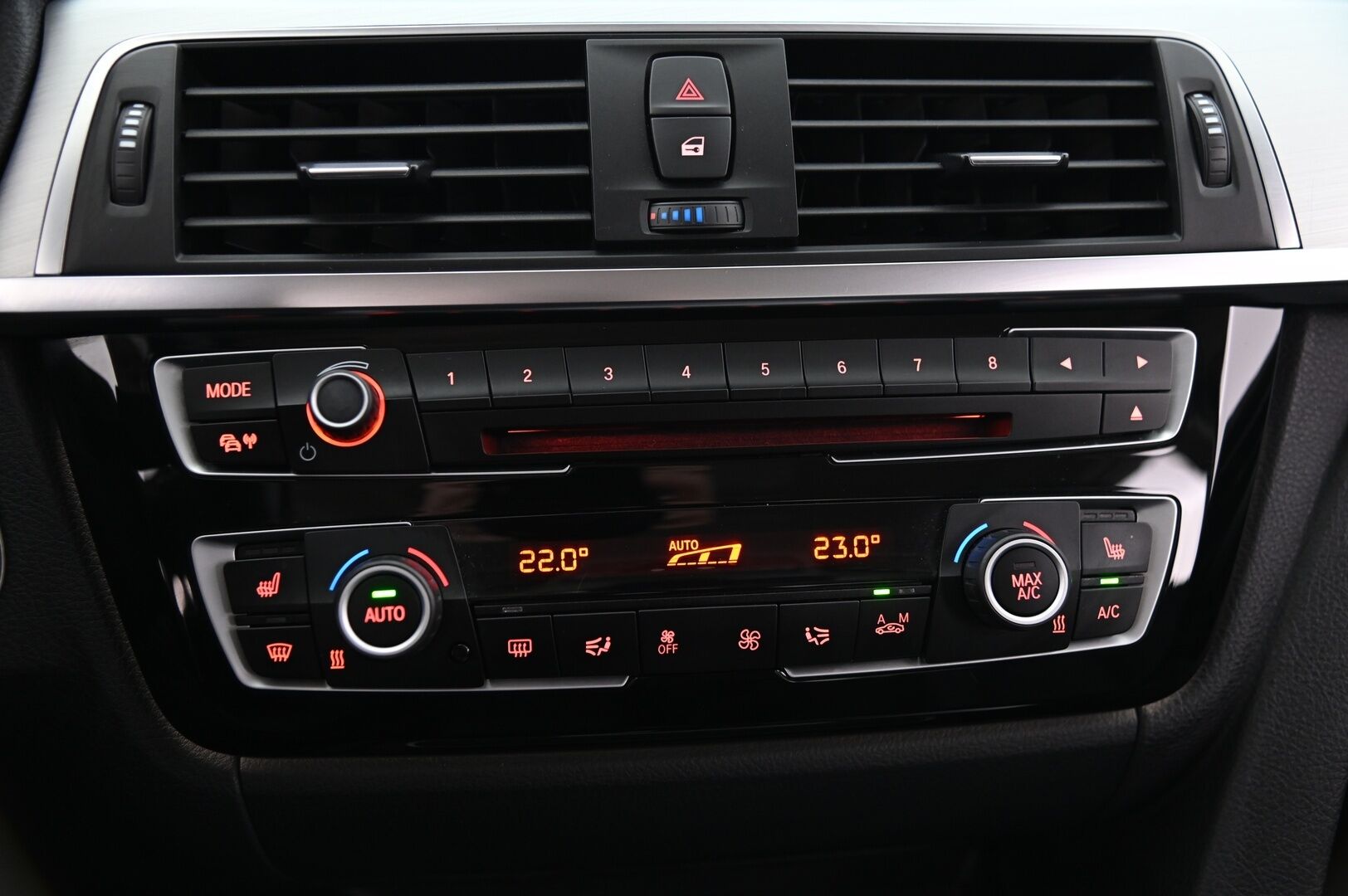 BMW 330 2016 F30 Sedan 330e* M-Sport ratti / H&K / ACC / Proffa Navi / Adapt. Led / P.tutkat* - Juuri katsastettu! / 2x renkaat vanteilla