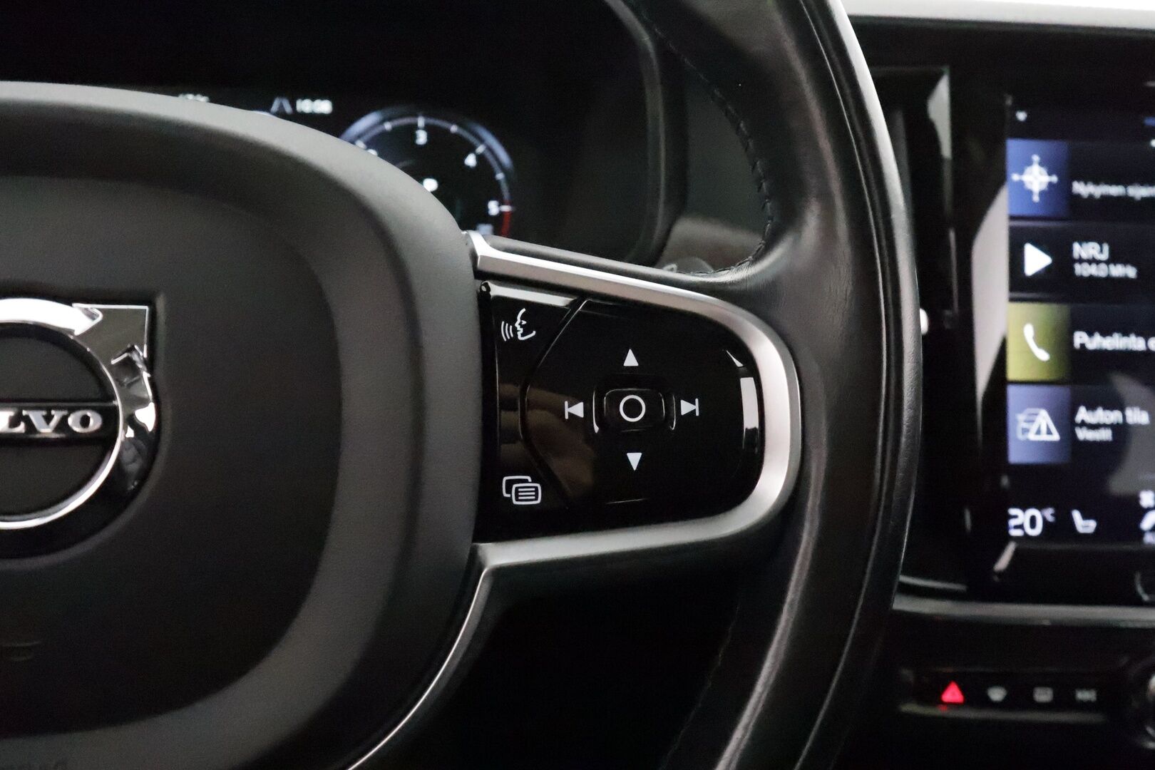 Volvo V90 Cross Country 2019 D4 AWD Plus **HUD / Muistipenkit / H&K / P-kamera / Koukku / Adapt.vakkari / Nahkapenkit** - 3,99 % KORKOTARJOUS TÄHÄN AUTOON - 