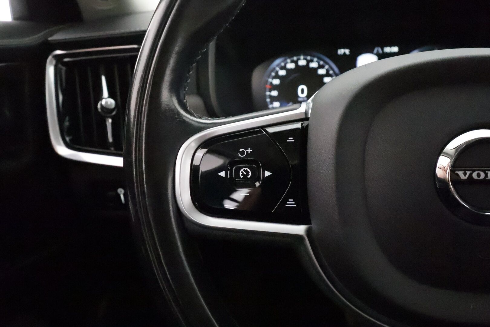 Volvo V90 Cross Country 2019 D4 AWD Plus **HUD / Muistipenkit / H&K / P-kamera / Koukku / Adapt.vakkari / Nahkapenkit** - 3,99 % KORKOTARJOUS TÄHÄN AUTOON - 