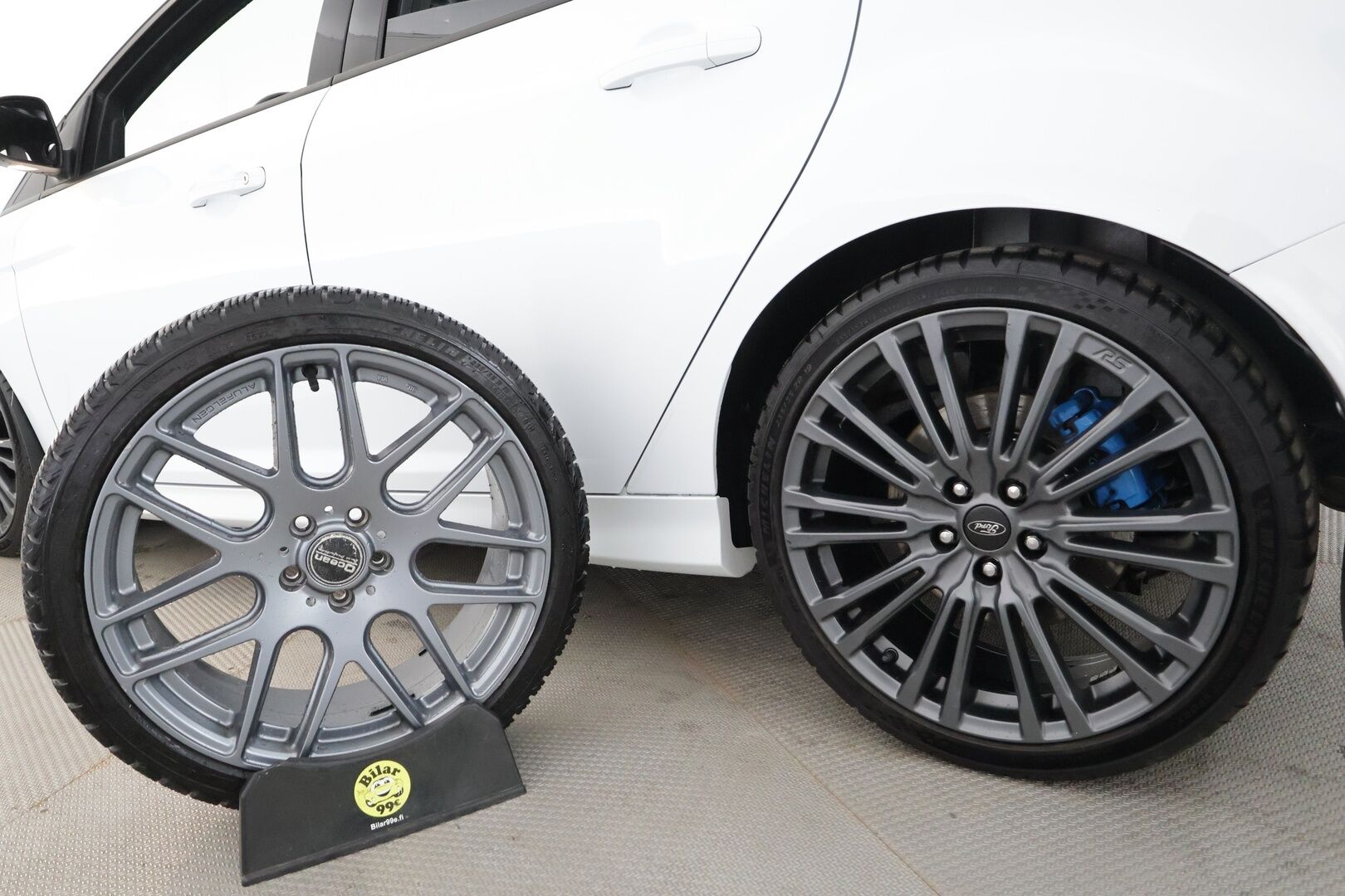 FORD Focus 2018 2,3 EcoBoost 350 hv start/stop M6 RS 5-ovinen - | Drift Mode | Recaro - kuppipenkit | Sony Audio | Xenon | Nahka-alcantara | P.kamera | Apple & Android | Merkkihuollot | 2x renkaat aluin |