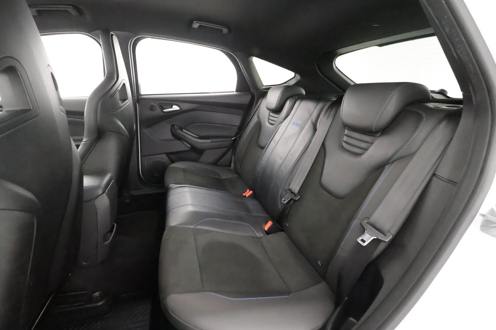 FORD Focus 2018 2,3 EcoBoost 350 hv start/stop M6 RS 5-ovinen - | Drift Mode | Recaro - kuppipenkit | Sony Audio | Xenon | Nahka-alcantara | P.kamera | Apple & Android | Merkkihuollot | 2x renkaat aluin |