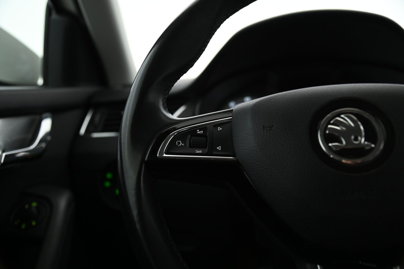 Skoda Octavia 2019 1,0 TSI Ambition BusinessLine *Suomiauto / Webasto / Smartlink / KeylessGo / Tutkat / Vakkari / Jakopää tehty* - Huippukuntoiset Nokia Nastat / Hyvä Huoltohistoria - HULLU BLACKWEEK KORKOTARJOUS 2,49%