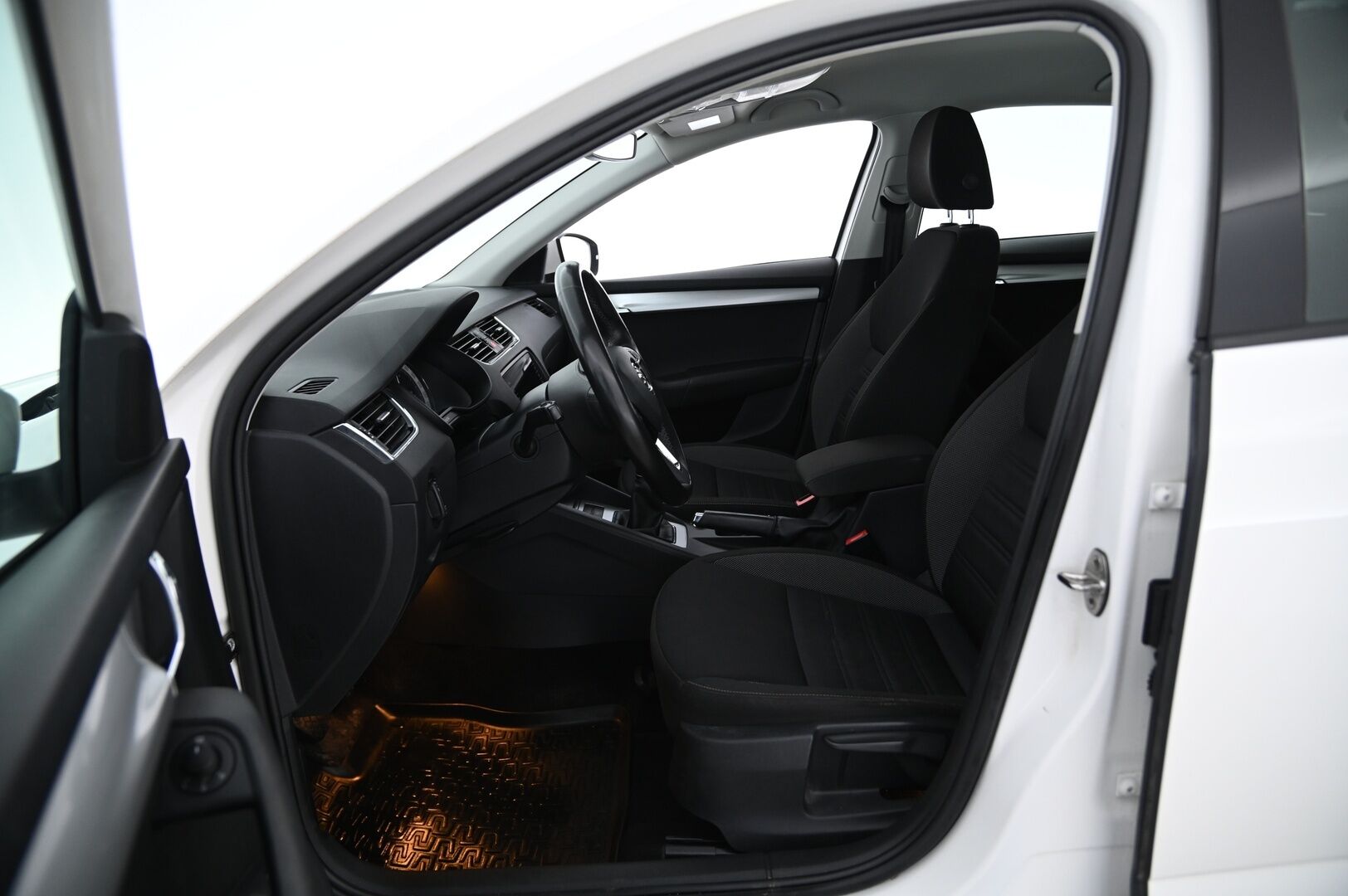 Skoda Octavia 2019 1,0 TSI Ambition BusinessLine *Suomiauto / Webasto / Smartlink / KeylessGo / Tutkat / Vakkari / Jakopää tehty* - Huippukuntoiset Nokia Nastat / Hyvä Huoltohistoria - HULLU BLACKWEEK KORKOTARJOUS 2,49%