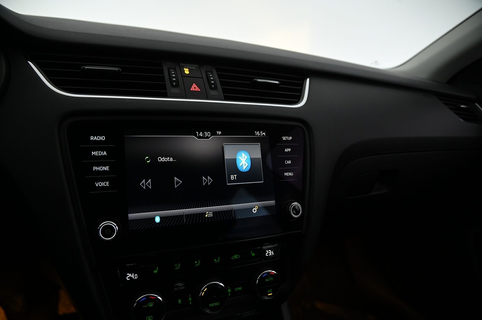 Skoda Octavia 2019 1,0 TSI Ambition BusinessLine *Suomiauto / Webasto / Smartlink / KeylessGo / Tutkat / Vakkari / Jakopää tehty* - Huippukuntoiset Nokia Nastat / Hyvä Huoltohistoria - HULLU BLACKWEEK KORKOTARJOUS 2,49%