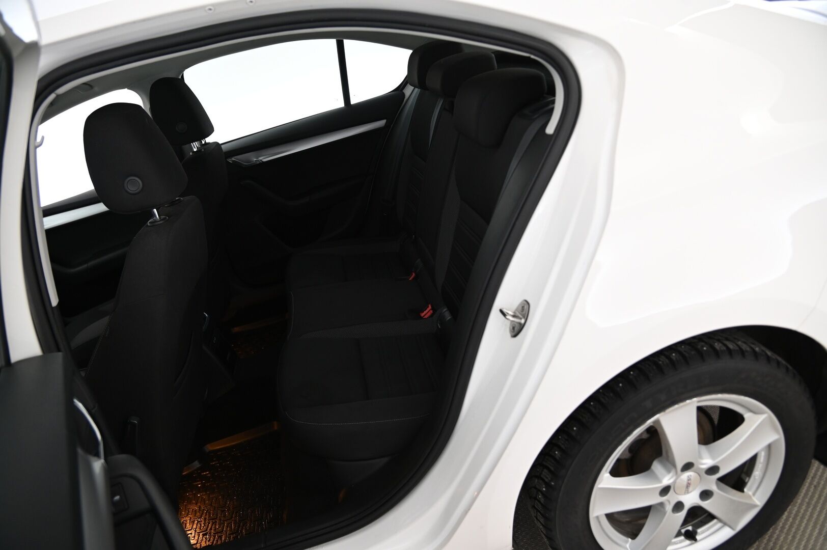 Skoda Octavia 2019 1,0 TSI Ambition BusinessLine *Suomiauto / Webasto / Smartlink / KeylessGo / Tutkat / Vakkari / Jakopää tehty* - Huippukuntoiset Nokia Nastat / Hyvä Huoltohistoria - Osta nyt, maksa vasta ensi vuonna