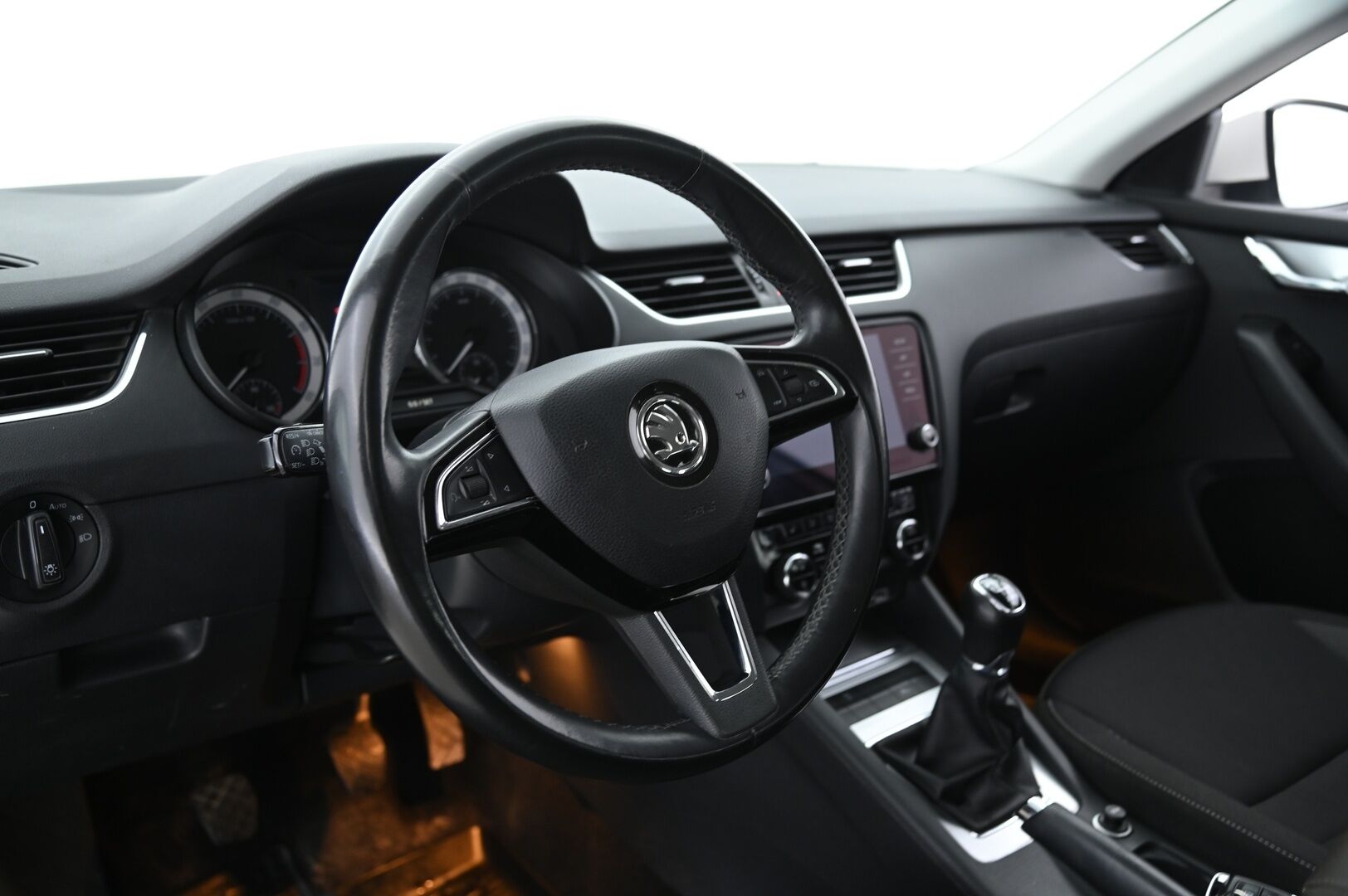 Skoda Octavia 2019 1,0 TSI Ambition BusinessLine *Suomiauto / Webasto / Smartlink / KeylessGo / Tutkat / Vakkari / Jakopää tehty* - Huippukuntoiset Nokia Nastat / Hyvä Huoltohistoria - HULLU BLACKWEEK KORKOTARJOUS 2,49%