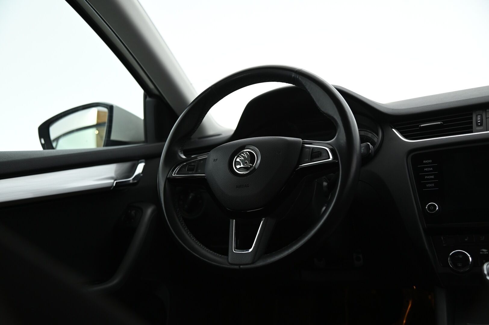 Skoda Octavia 2019 1,0 TSI Ambition BusinessLine *Suomiauto / Webasto / Smartlink / KeylessGo / Tutkat / Vakkari / Jakopää tehty* - Huippukuntoiset Nokia Nastat / Hyvä Huoltohistoria - Osta nyt, maksa vasta ensi vuonna