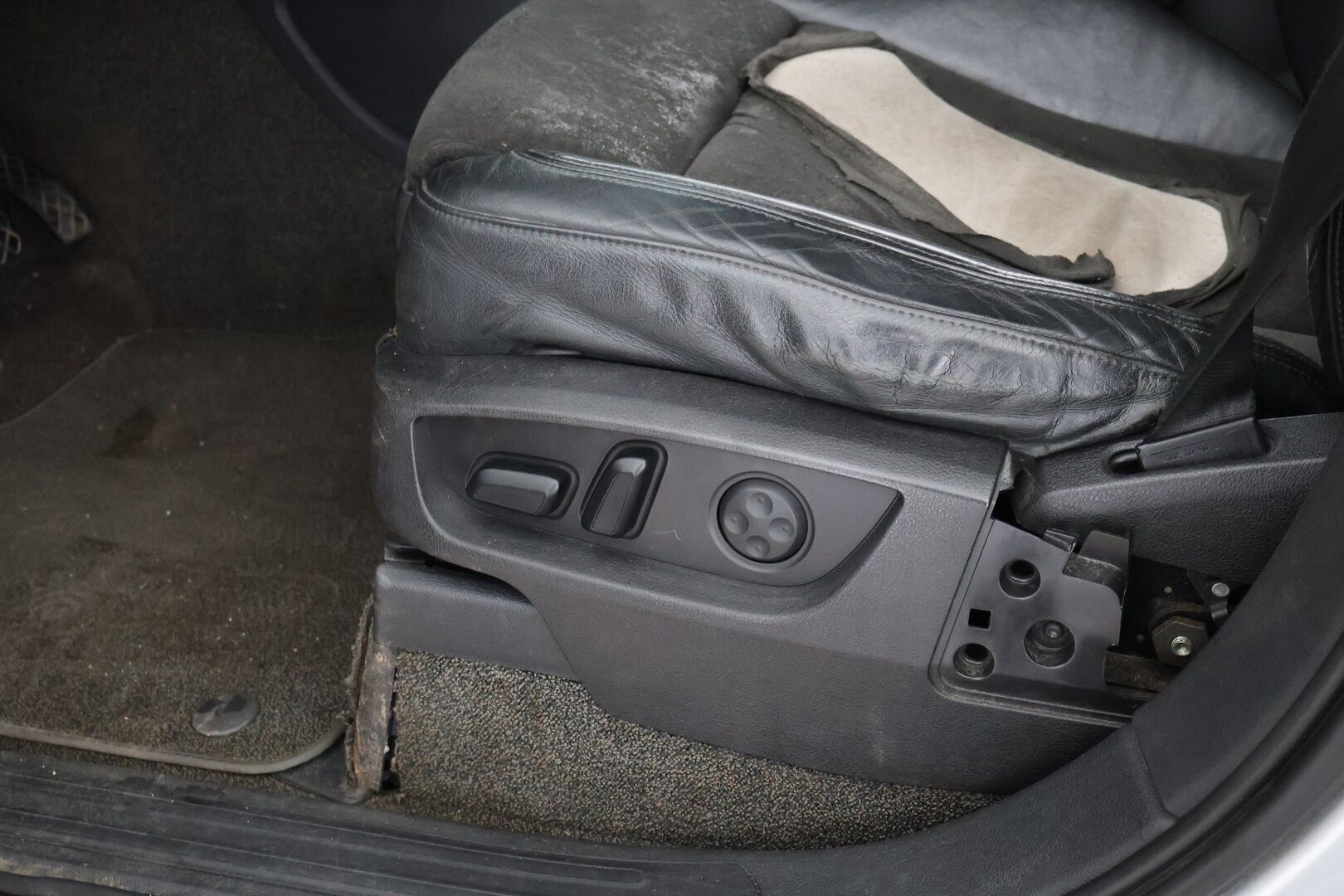 Audi Q7 2006 3,0 TDI DPF 171 kW quattro tiptronic-aut. 7-ist. - Tämä auto myydään huutokaupat.com -sivuston kautta | 7-paikkainen | Vakkari | 2x renkaat&vanteet | Nahka-alcantara | Navi | Koukku |