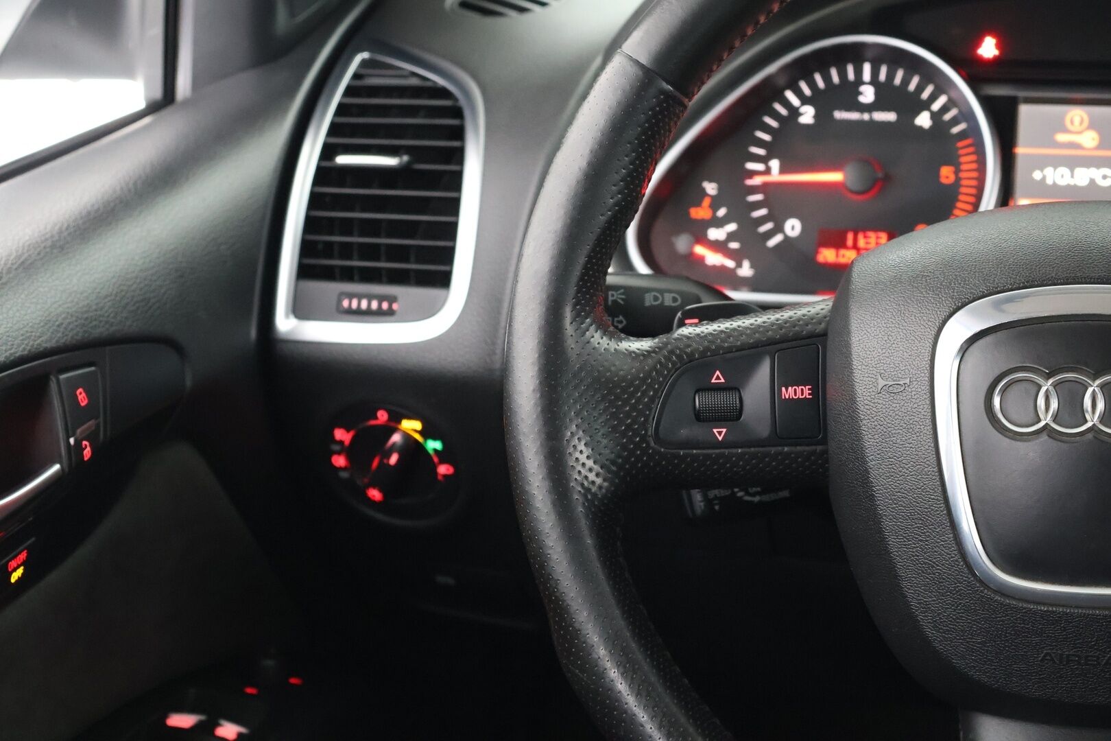 Audi Q7 2006 3,0 TDI DPF 171 kW quattro tiptronic-aut. 7-ist. - Tämä auto myydään huutokaupat.com -sivuston kautta | 7-paikkainen | Vakkari | 2x renkaat&vanteet | Nahka-alcantara | Navi | Koukku |