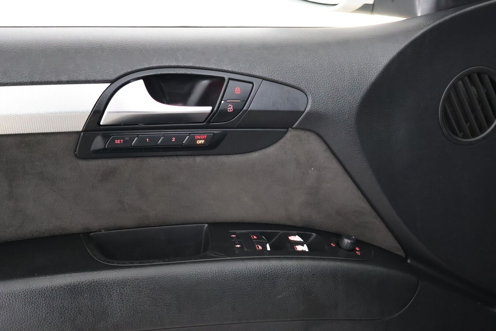 Audi Q7 2006 3,0 TDI DPF 171 kW quattro tiptronic-aut. 7-ist. - Tämä auto myydään huutokaupat.com -sivuston kautta | 7-paikkainen | Vakkari | 2x renkaat&vanteet | Nahka-alcantara | Navi | Koukku |