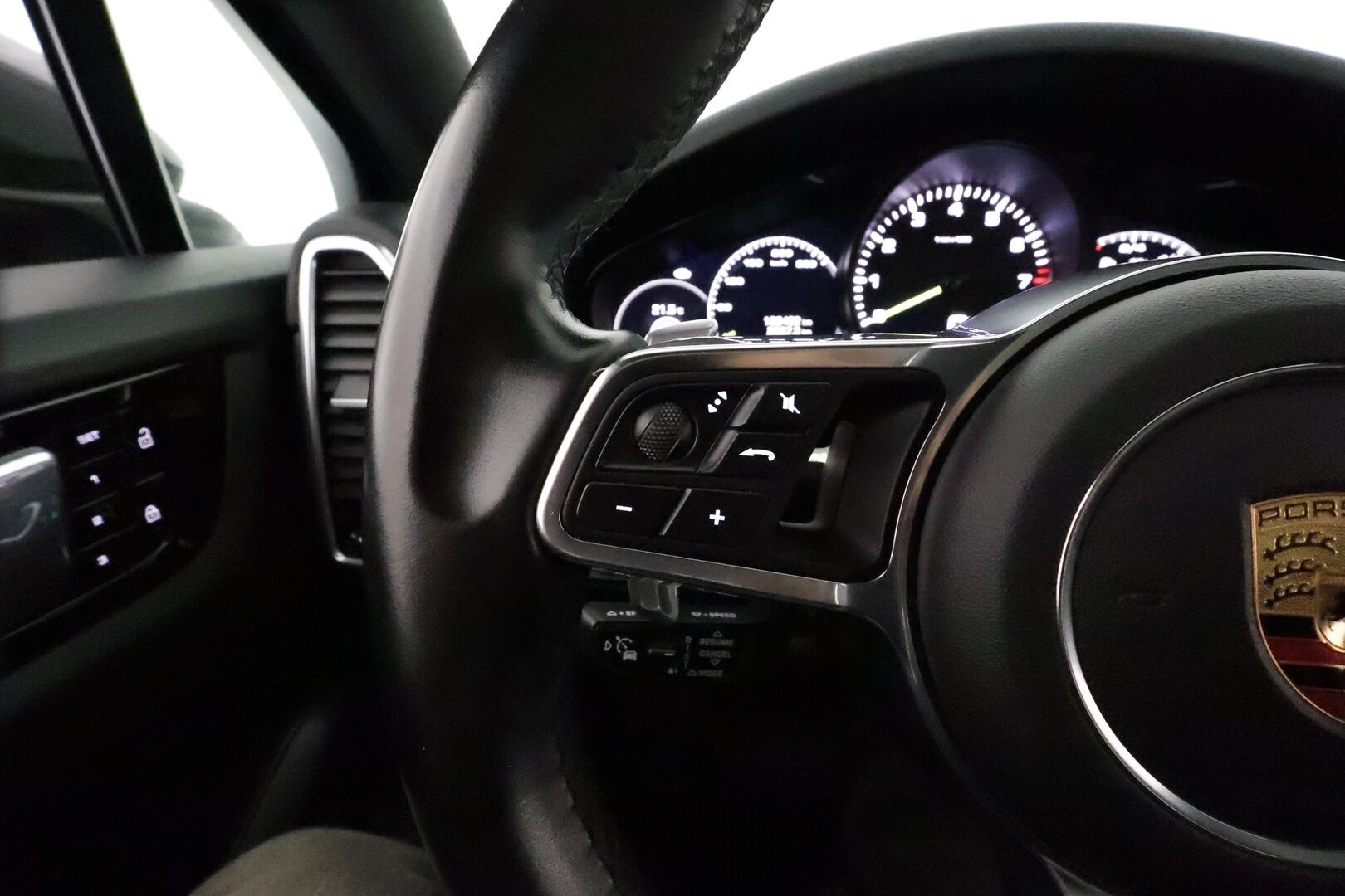 Porsche Cayenne 2020 E-Hybrid Coupé **Lasikatto / ACC / Matrix-LED / 360° / Muistipenkki / Sport Chrono Plus / Ilma-alusta / Koukku / Navi** - 2,99 % KORKOTARJOUS TÄHÄN AUTOON 21.9. ASTI! - 2-Omisteinen Suomi-auto / Kahdet Renkaat 