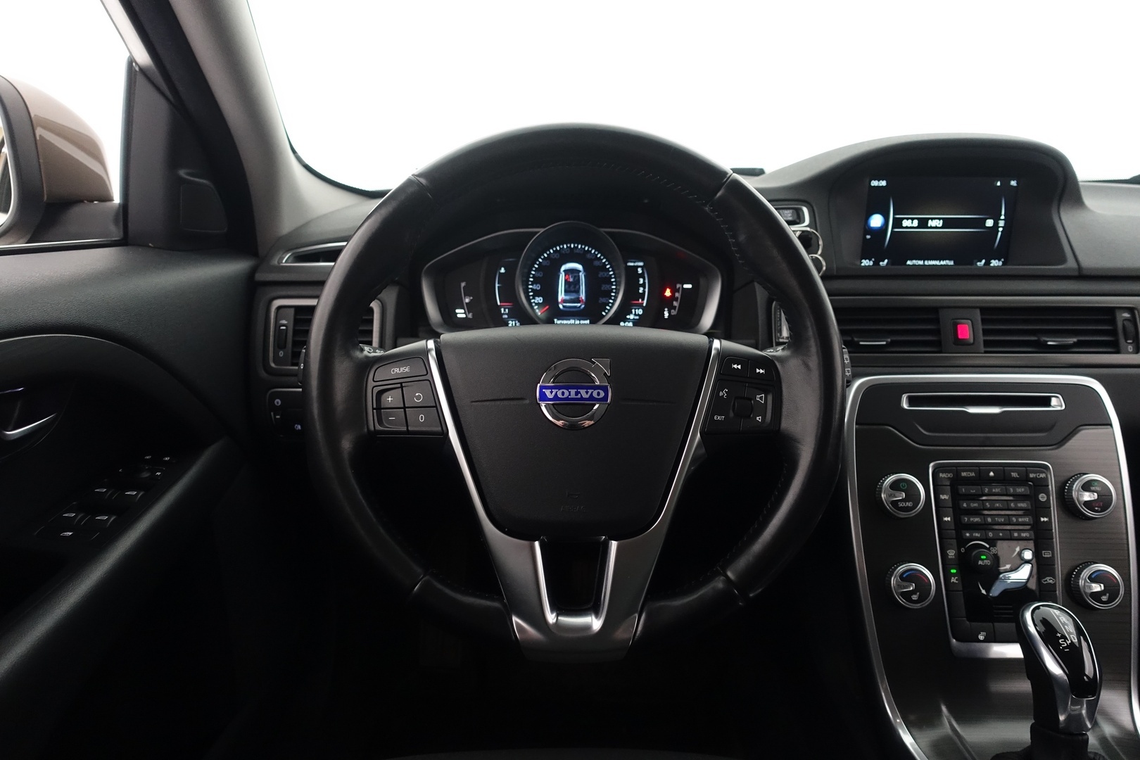 Volvo XC70 2015 D4 AWD Momentum aut - | Vakkari | Vetokoukku | Ratinlämmitin | Bluetooth | 2x renkaat aluvantein |