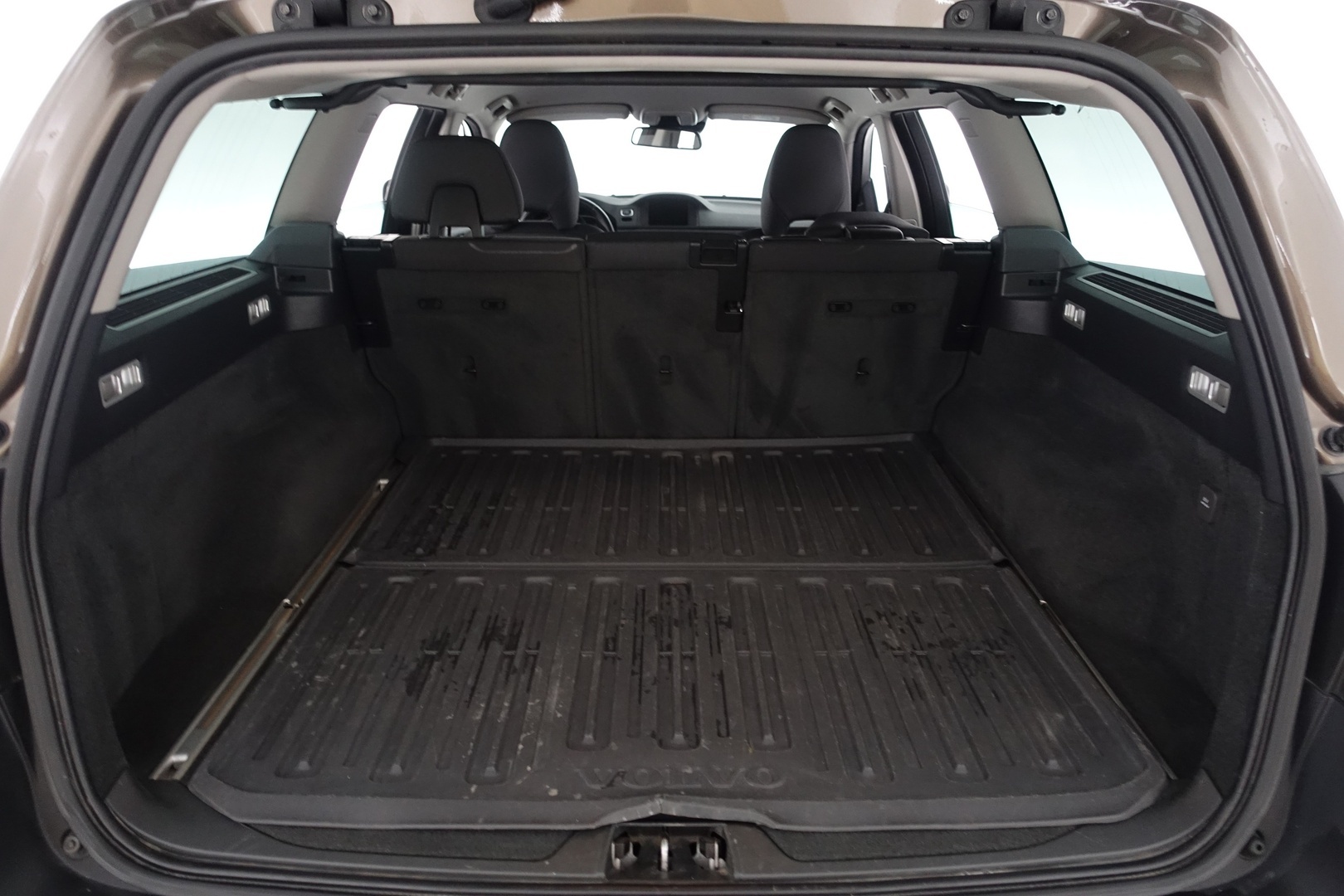 Volvo XC70 2015 D4 AWD Momentum aut - | Vakkari | Vetokoukku | Ratinlämmitin | Bluetooth | 2x renkaat aluvantein |