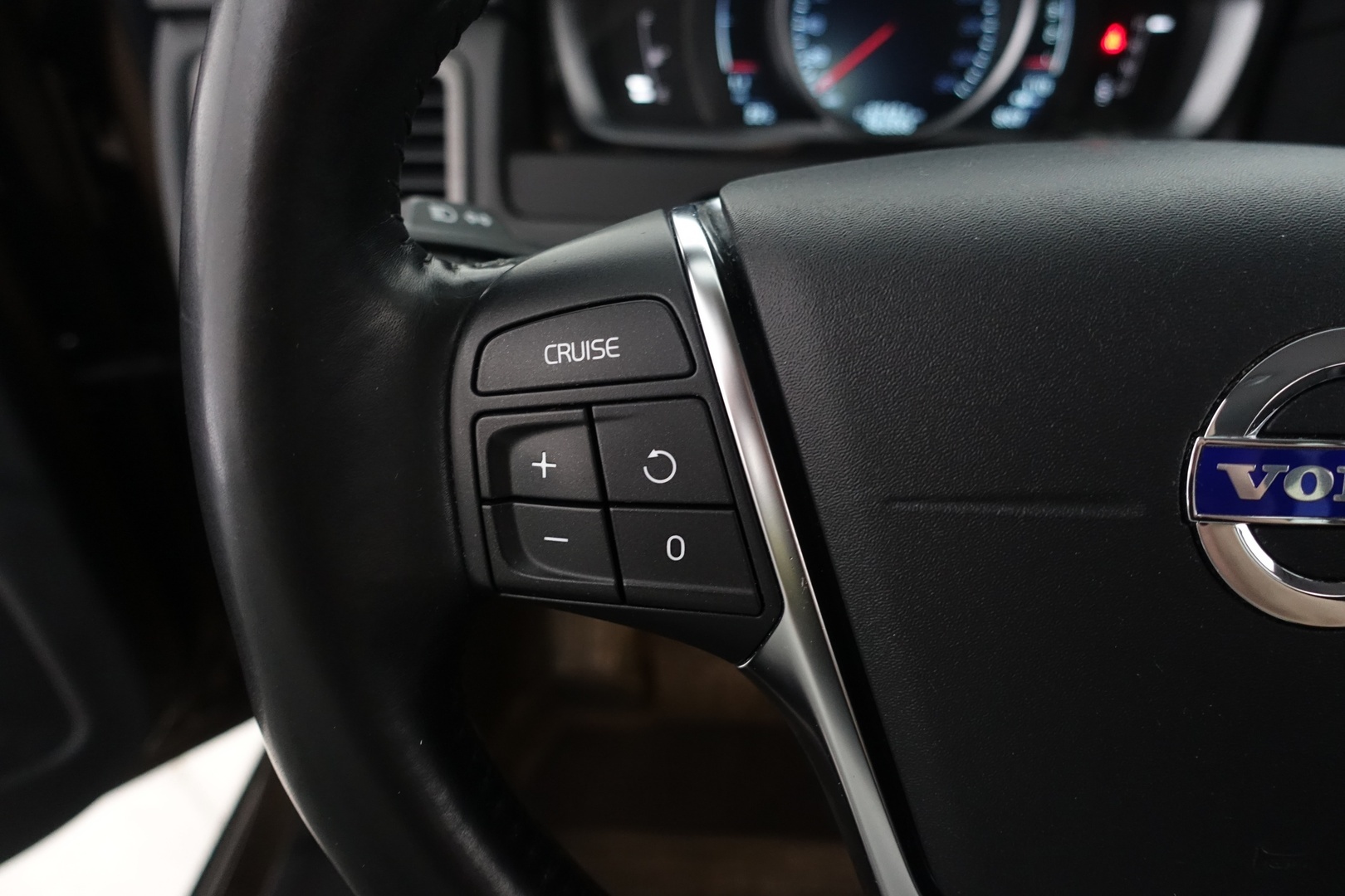 Volvo XC70 2015 D4 AWD Momentum aut - | Vakkari | Vetokoukku | Ratinlämmitin | Bluetooth | 2x renkaat aluvantein |