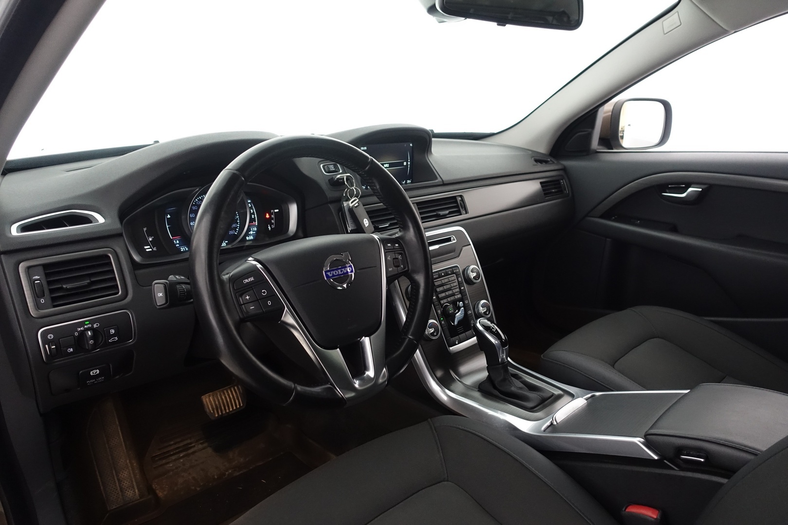 Volvo XC70 2015 D4 AWD Momentum aut - | Vakkari | Vetokoukku | Ratinlämmitin | Bluetooth | 2x renkaat aluvantein |