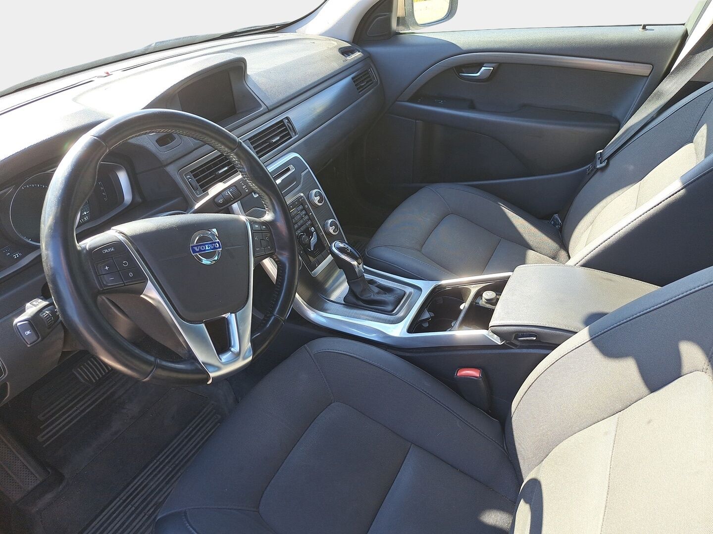 Volvo XC70 2014 D4 AWD Momentum aut - | Vakkari | Vetokoukku | Ratinlämmitin | Bluetooth | 2x renkaat aluvantein |