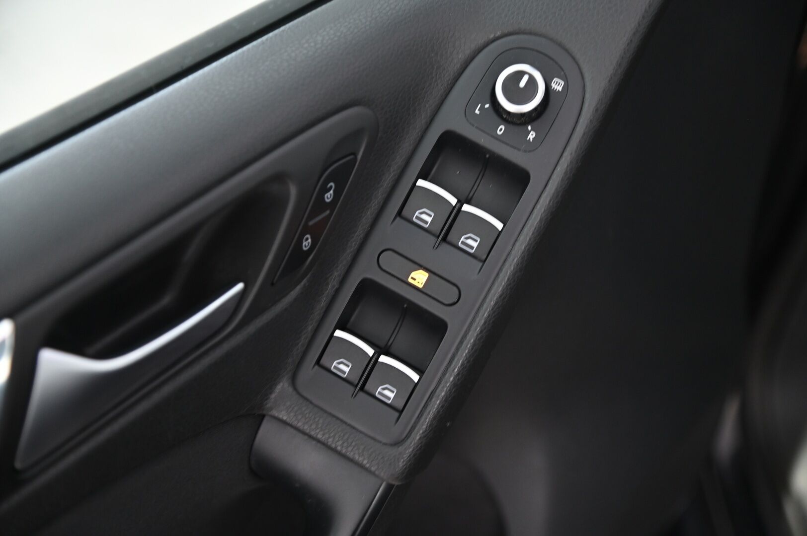 Volkswagen Golf 2010 GTI 2,0 155 kW (210 hv) 4-ovinen *Dynaudio / Lohko+sis / Navi / Vakkari / Sporttipenkit* - *Juuri huollettu / 2x renkaat!* - HULLU BLACKWEEK KORKOTARJOUS 2,49%