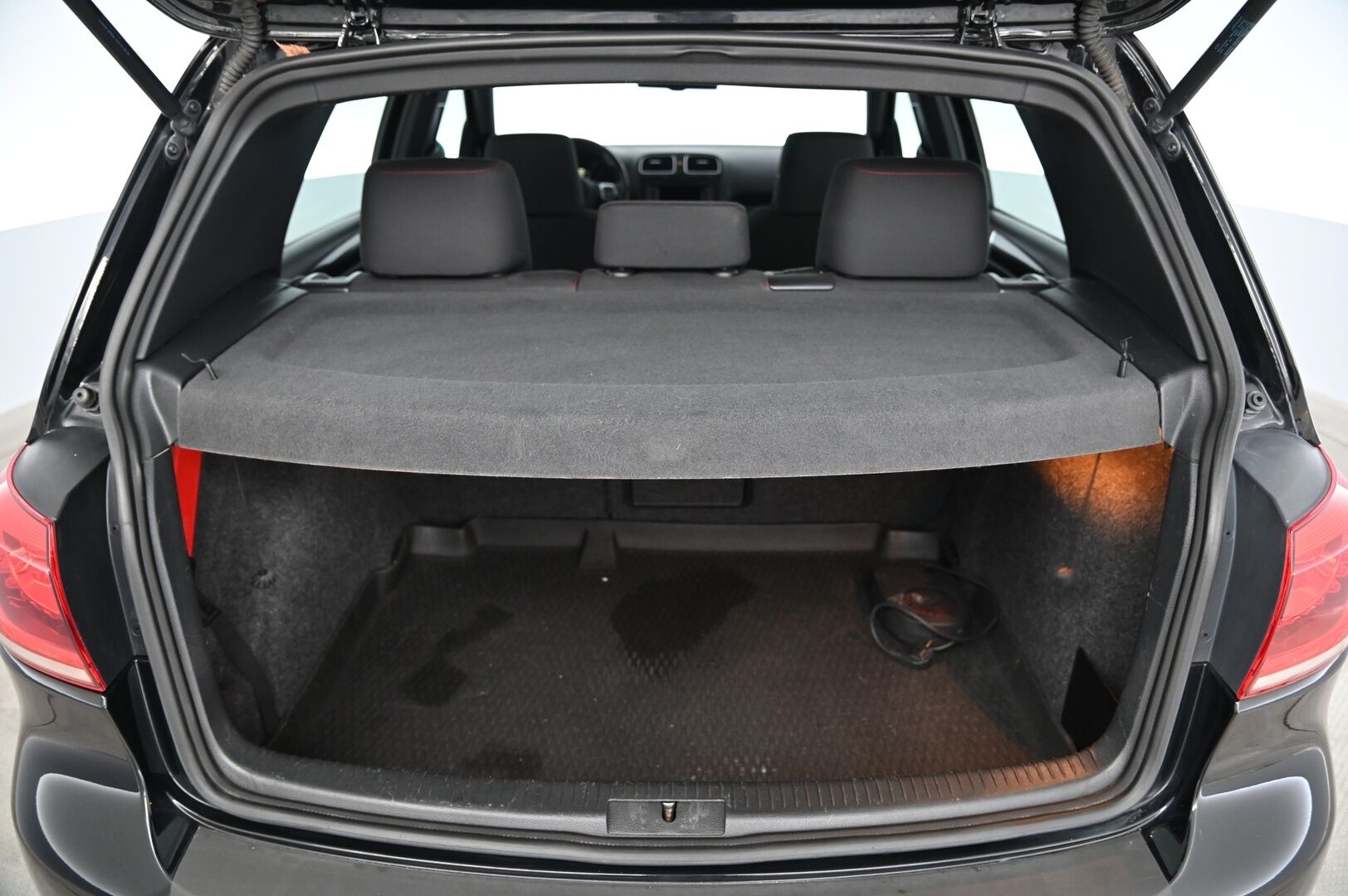 Volkswagen Golf 2010 GTI 2,0 155 kW (210 hv) 4-ovinen *Dynaudio / Lohko+sis / Navi / Vakkari / Sporttipenkit* - *Juuri huollettu / 2x renkaat!* - HULLU BLACKWEEK KORKOTARJOUS 2,49%