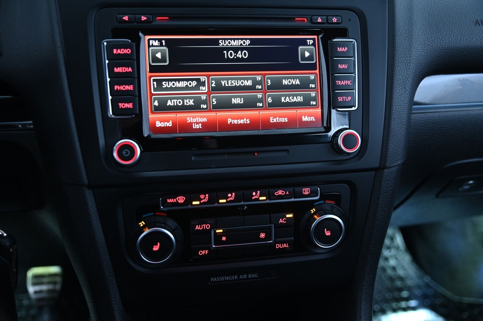 Volkswagen Golf 2010 GTI 2,0 155 kW (210 hv) 4-ovinen *Dynaudio / Lohko+sis / Navi / Vakkari / Sporttipenkit* - *Juuri huollettu / 2x renkaat!* - HULLU BLACKWEEK KORKOTARJOUS 2,49%