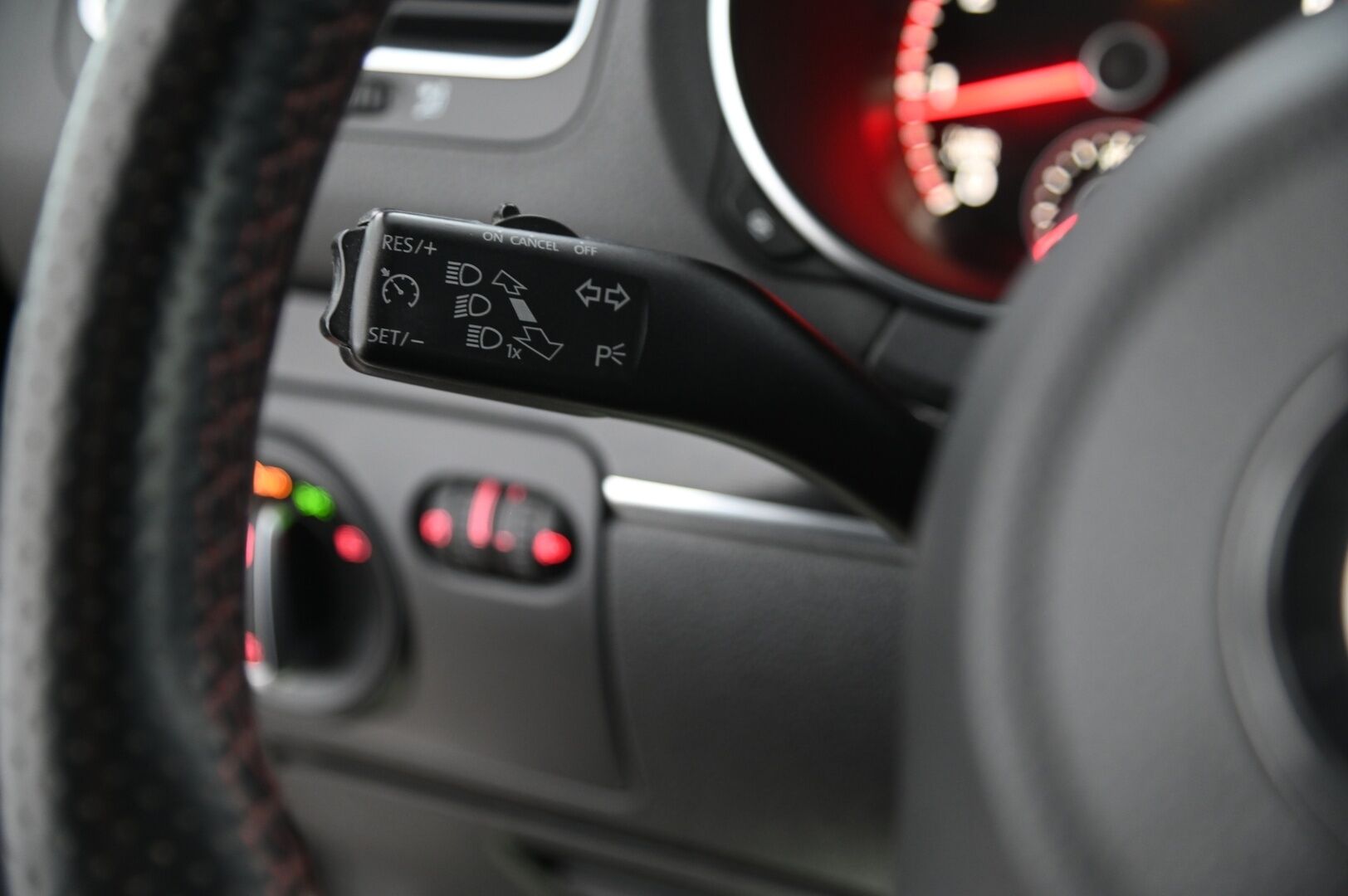 Volkswagen Golf 2010 GTI 2,0 155 kW (210 hv) 4-ovinen *Dynaudio / Lohko+sis / Navi / Vakkari / Sporttipenkit* - *Juuri huollettu / 2x renkaat!* - HULLU BLACKWEEK KORKOTARJOUS 2,49%