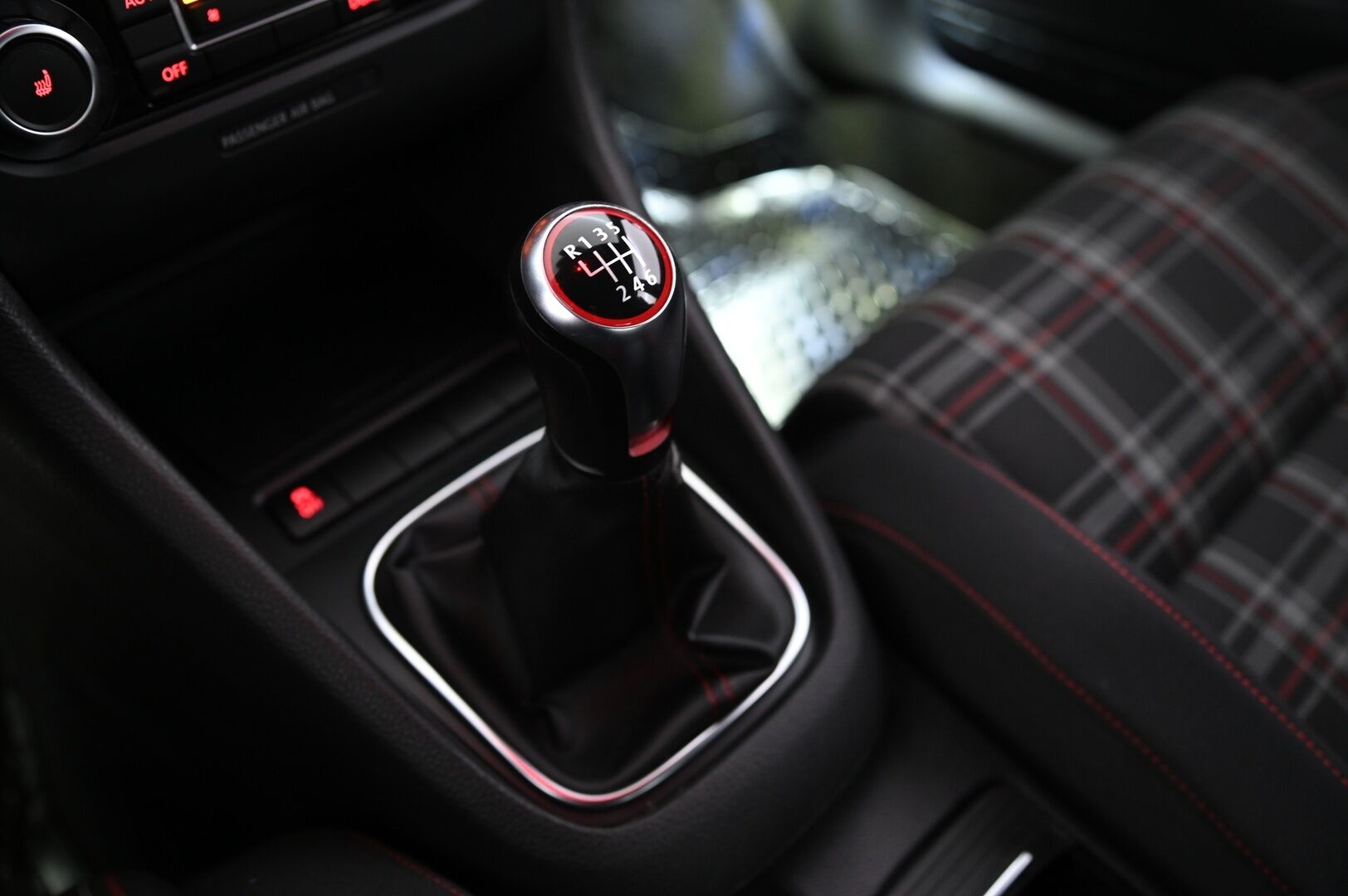 Volkswagen Golf 2010 GTI 2,0 155 kW (210 hv) 4-ovinen *Dynaudio / Lohko+sis / Navi / Vakkari / Sporttipenkit* - *Juuri huollettu / 2x renkaat!* - HULLU BLACKWEEK KORKOTARJOUS 2,49%